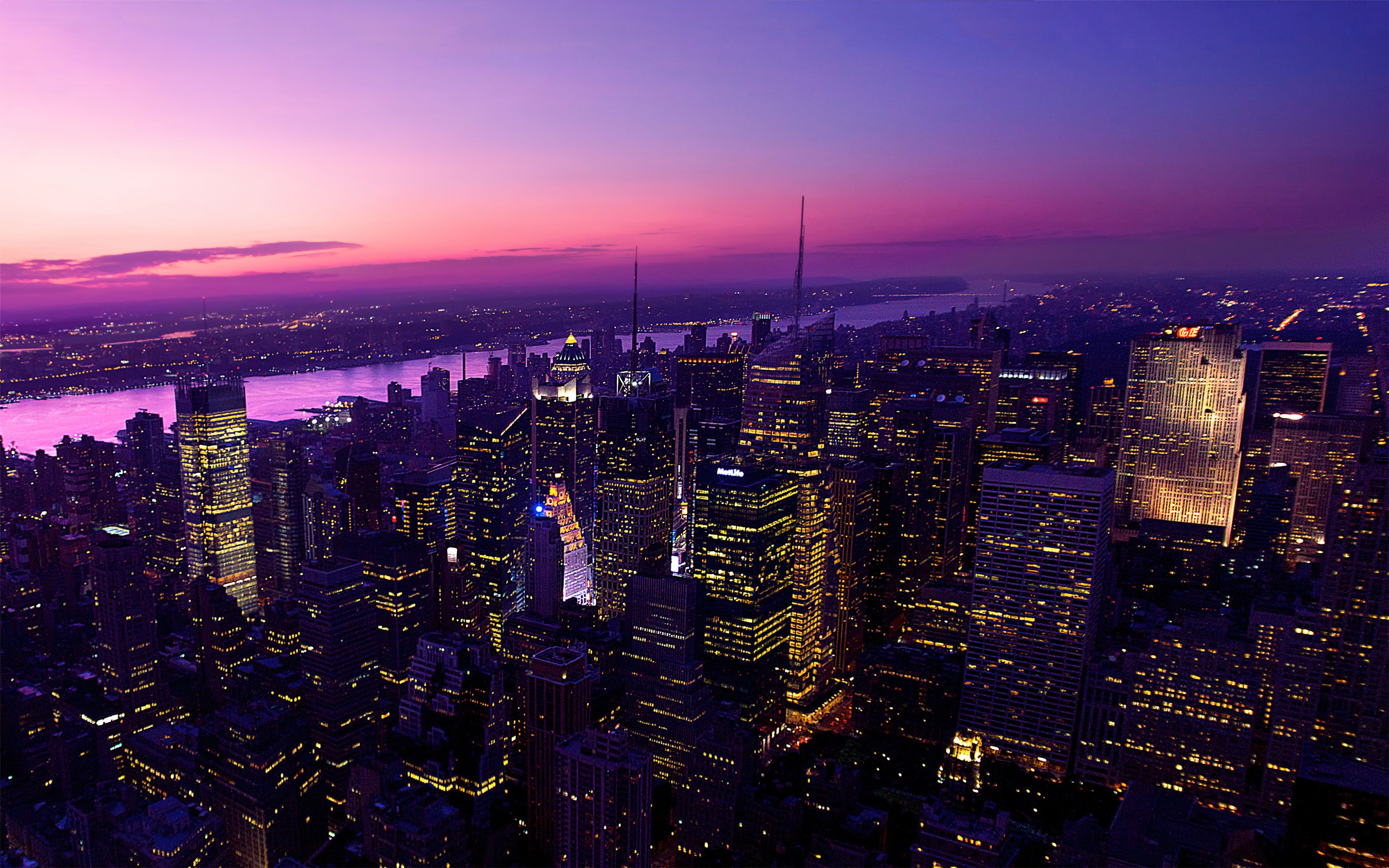 Stadtpanorama, Abenddämmerung, Lila Himmel, Fluss, Stadtlichter, 4K, Windows-Hintergrundbild