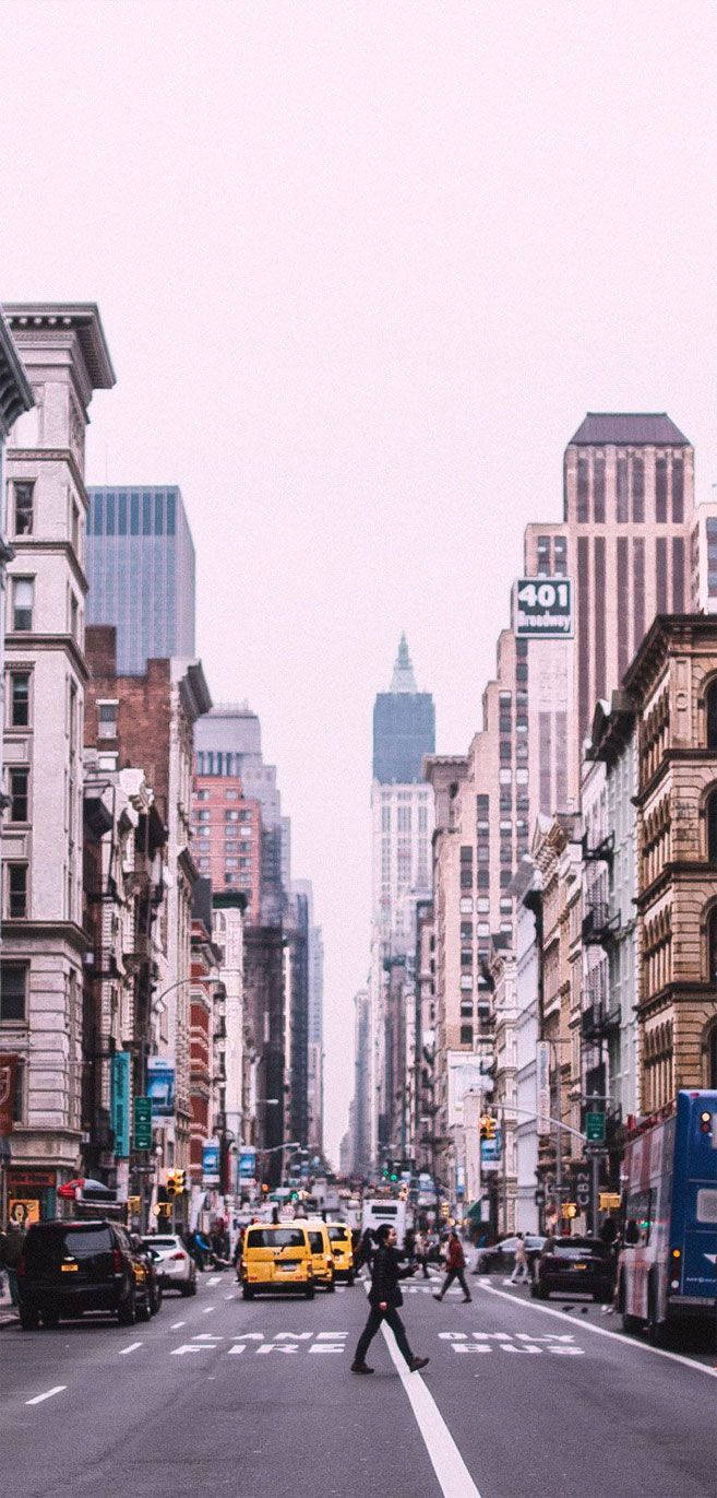 Manhattan, Straßenschlucht, Gelbes Taxi, Rosa Himmel, Hochformat, Hintergrundbild fürs Smartphone