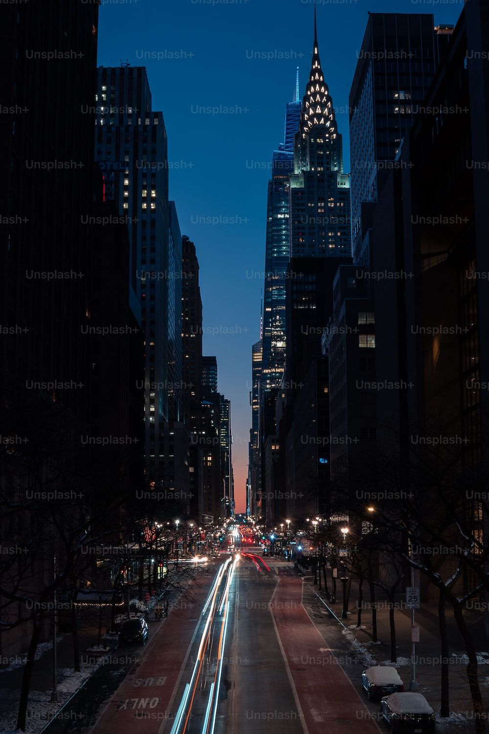 Chrysler Building, Straßenschlucht, Lichtspuren, Blaue Stunde, HD, iPhone-Hintergrundbild