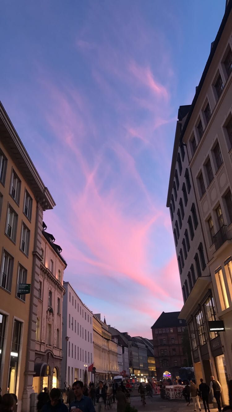 München, Altstadtgasse, Rosa Himmel, Abenddämmerung, Hochformat, HD, iPhone-Hintergrundbild