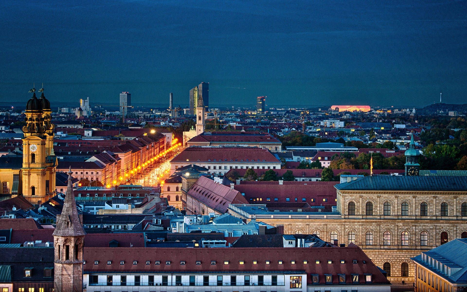 München, Altstadt, Dämmerung, Luftaufnahme, Stadtlichter, Full HD, Laptop-Hintergrundbild