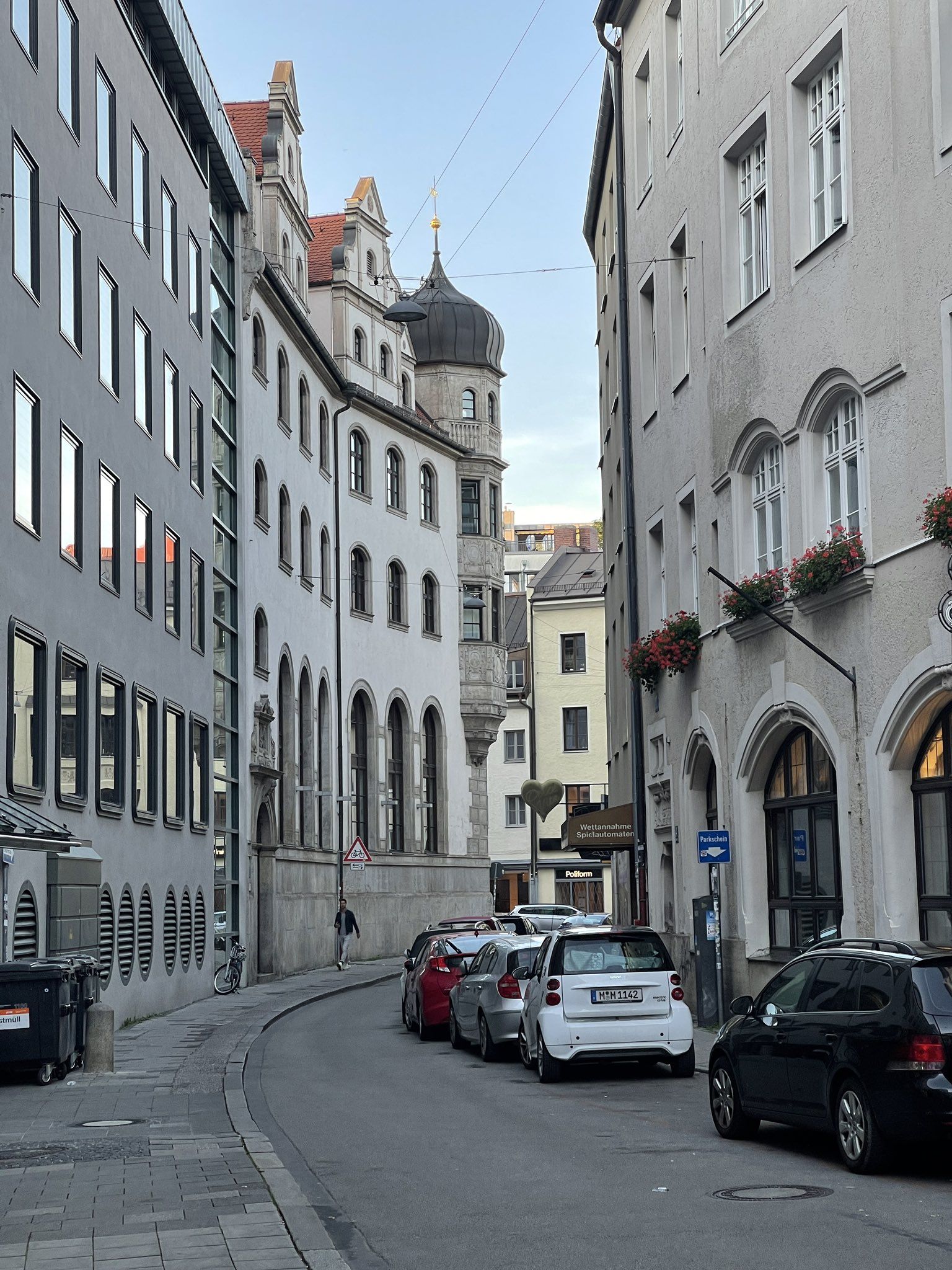 München, Altstadtstraße, Häuserfassaden, Autos, Hochformat, QHD+, iPad-Hintergrundbild