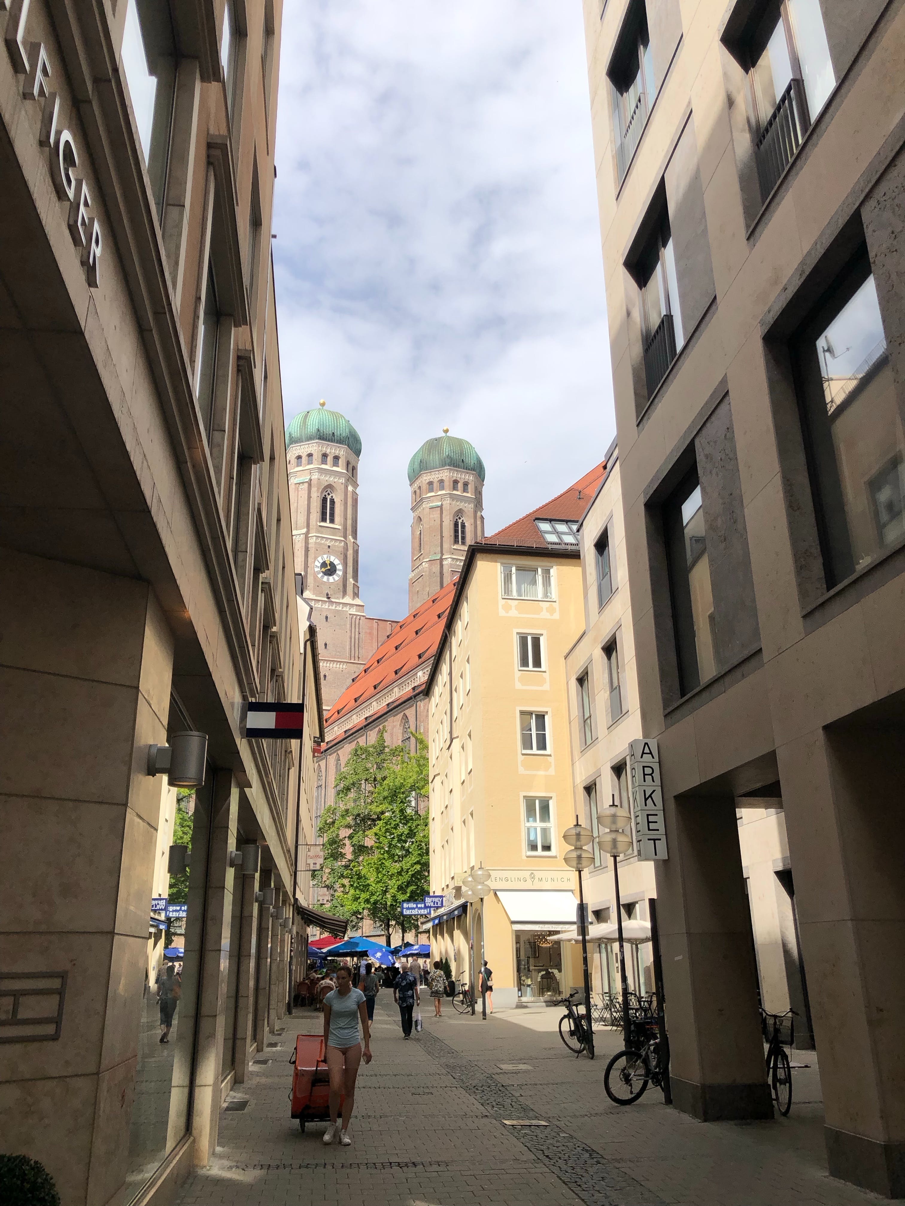 Frauenkirche, München, Gasse, Zwiebeltürme, Hochformat, Hintergrundbild für iPad und Tablet