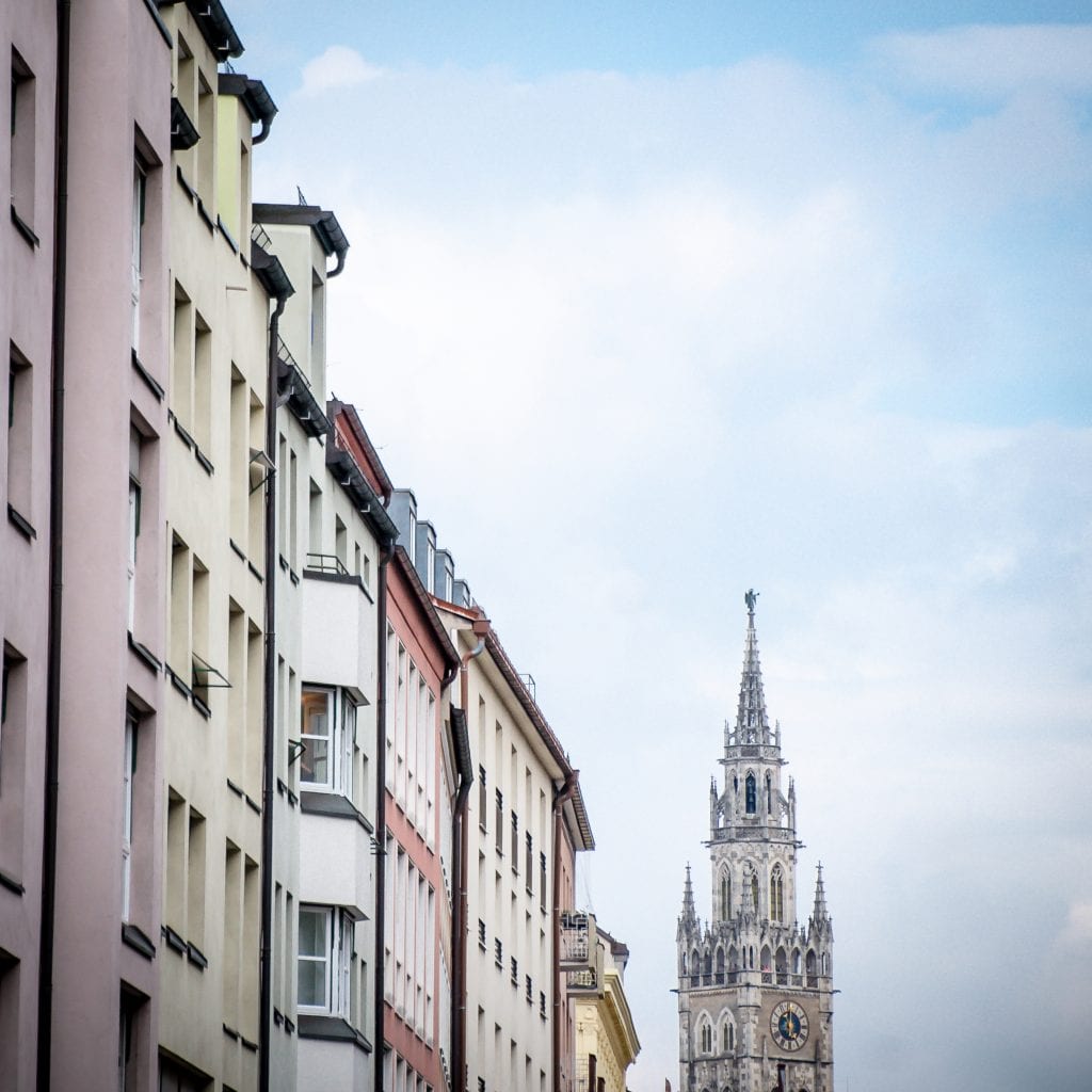 Neues Rathaus, München, Häuserfassaden, Froschperspektive, Hellblauer Himmel, Tablet-Hintergrund