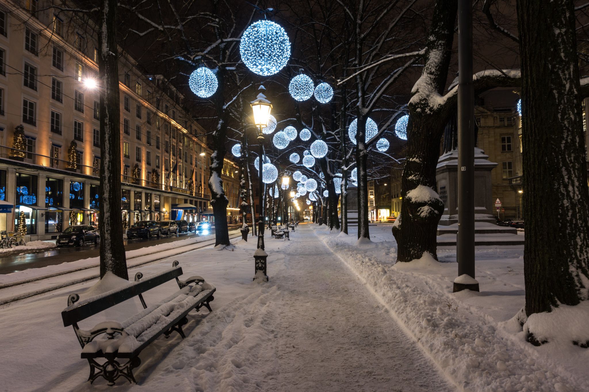 München, Winter, Schnee, Weihnachtsbeleuchtung, Nacht, Allee, Full HD, PC-Hintergrundbild