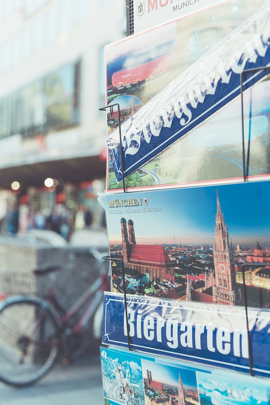 München, Postkarten, Biergarten, Souvenirs, Unschärfe, HD, Handy-Hintergrund im Hochformat