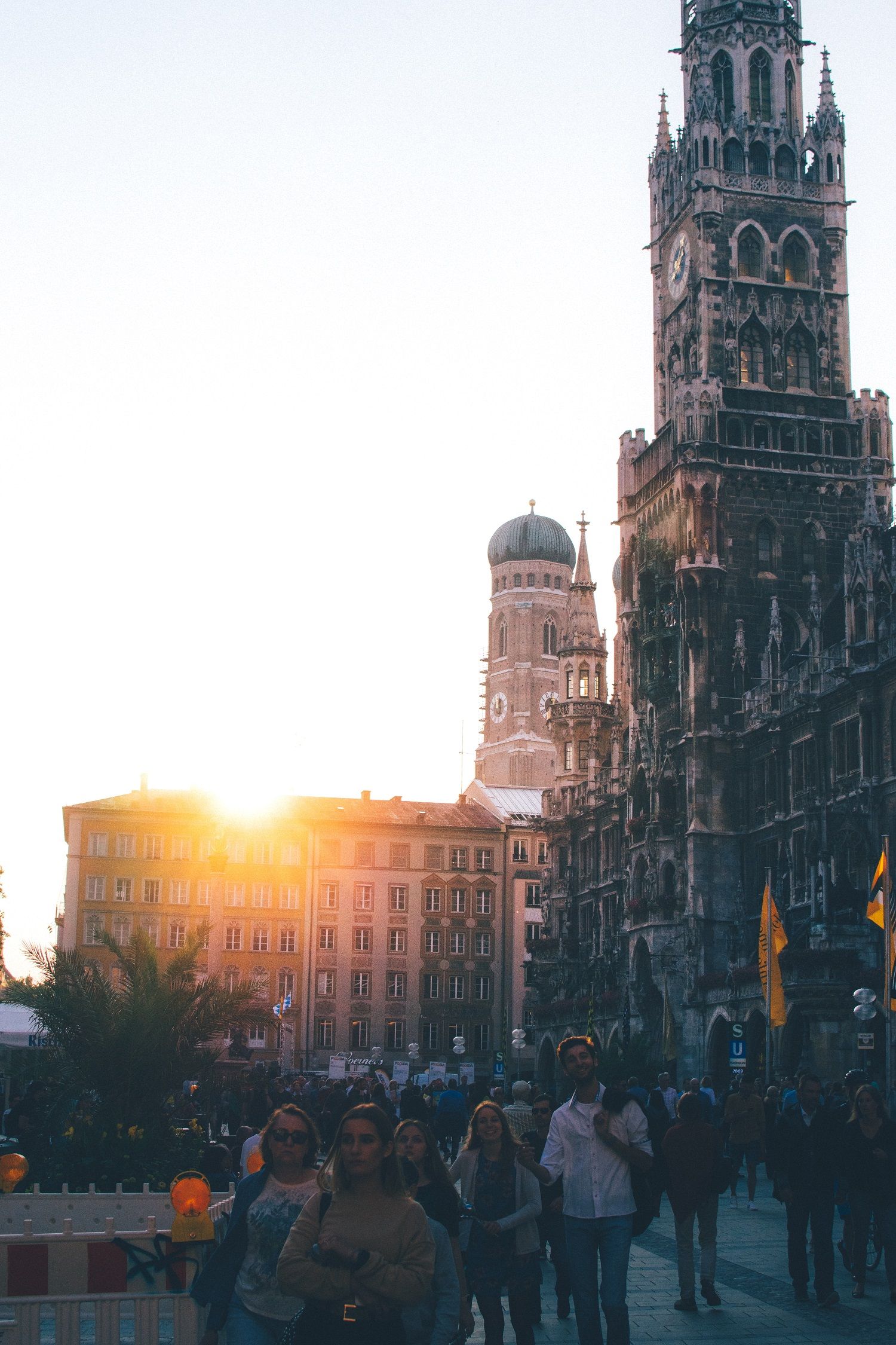 Neues Rathaus, Frauenkirche, Marienplatz, München, Gegenlicht, Sonnenuntergang, Hochformat-Hintergrundbild