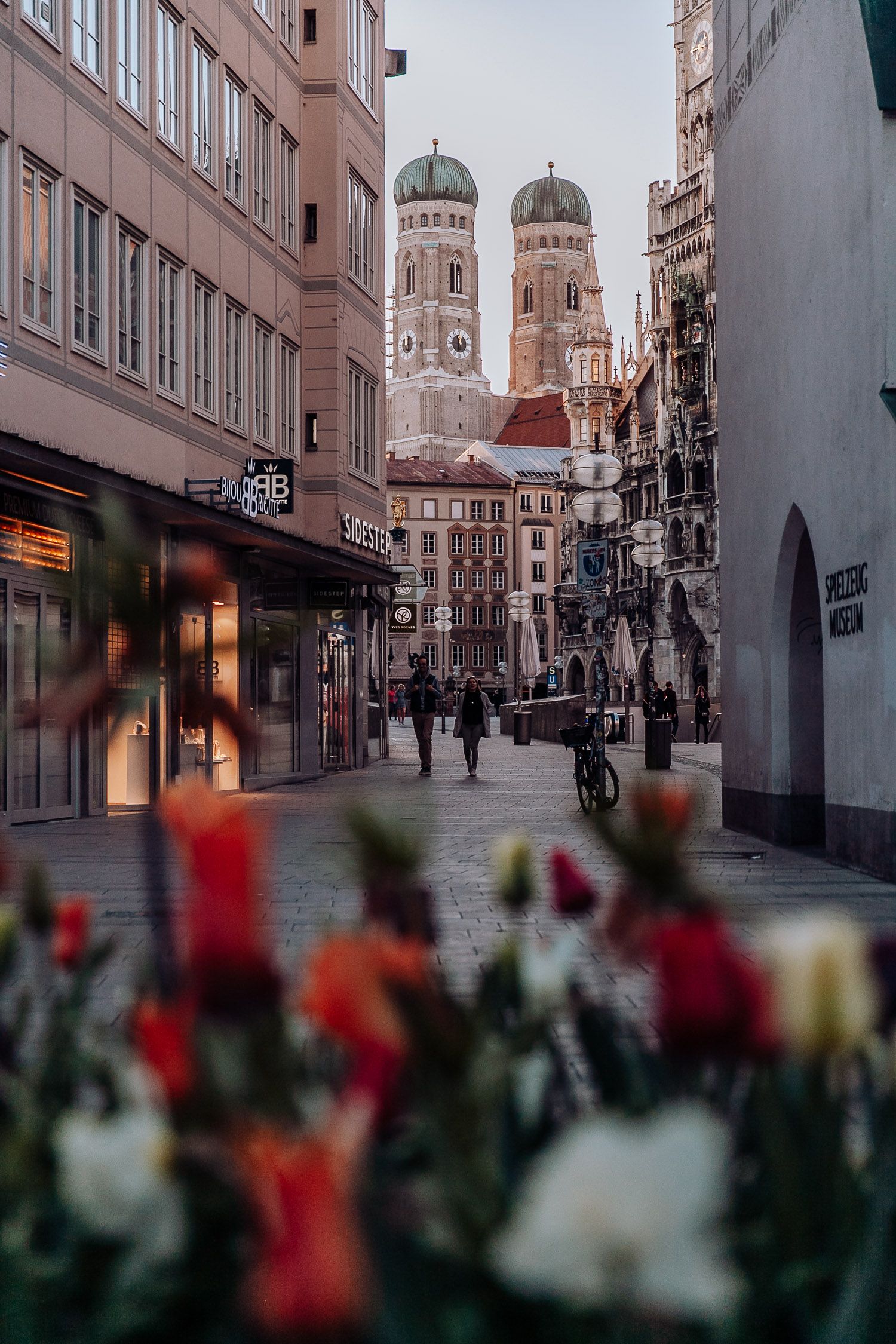 Frauenkirche, München, Fußgängerzone, Blumen, Hochformat, QHD+, Handy-Hintergrundbild