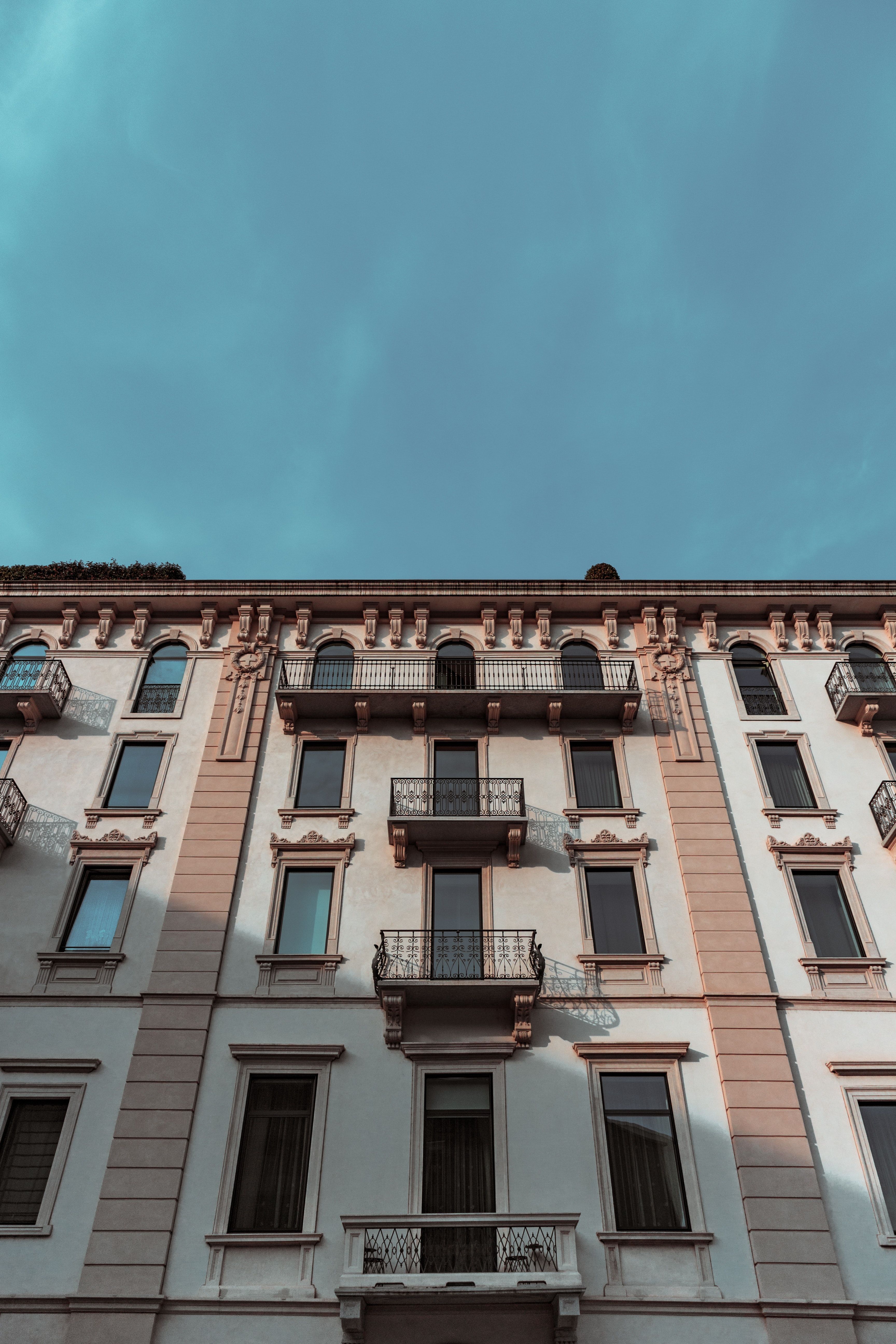 München, Altbau, Fassade, Türkiser Himmel, Minimalistisch, QHD+, iPhone-Hintergrundbild