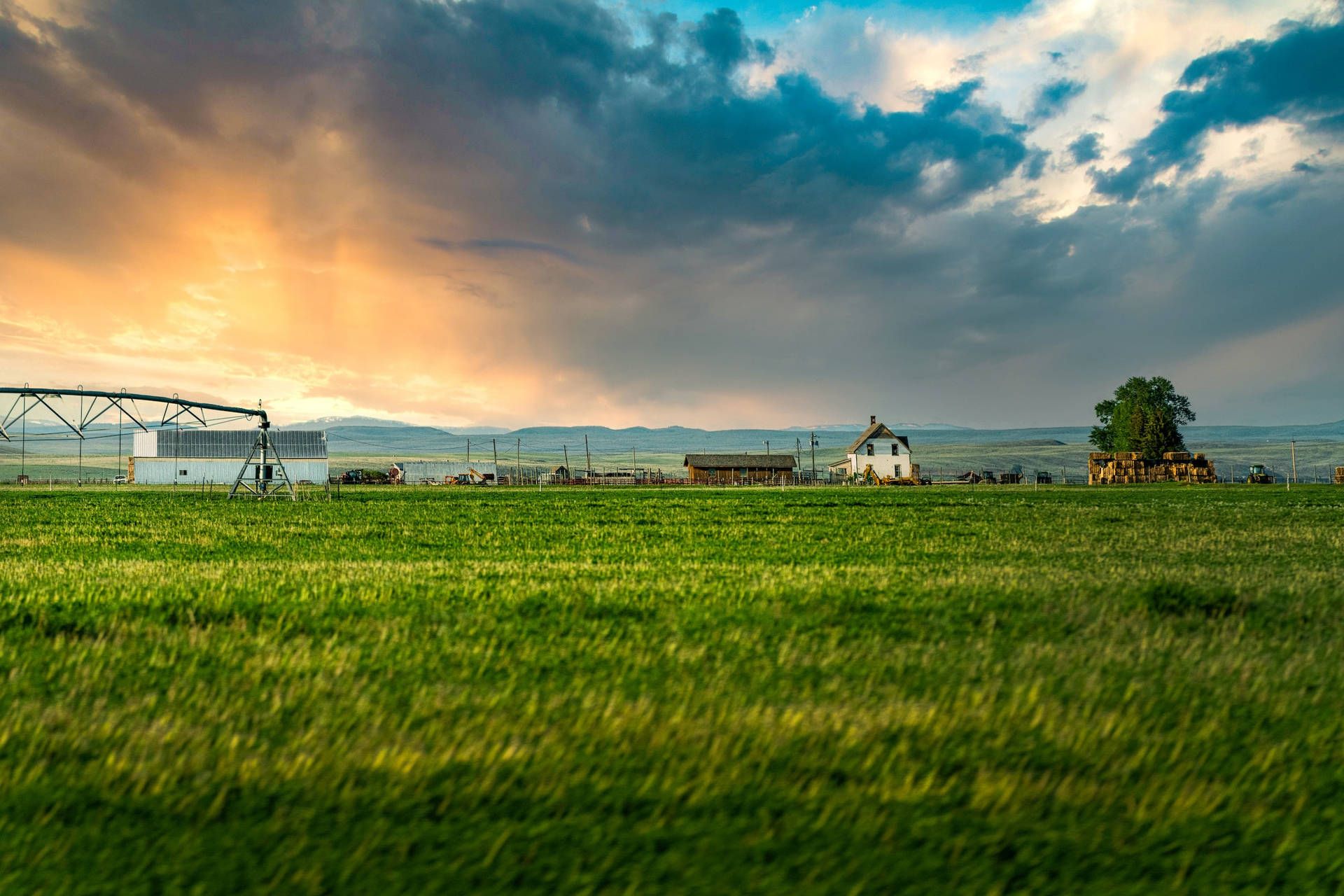 Getreidefeld, Bewässerungsanlage, Farm, Sturmwolken, Weite Landschaft, Full HD, Windows-Hintergrundbild