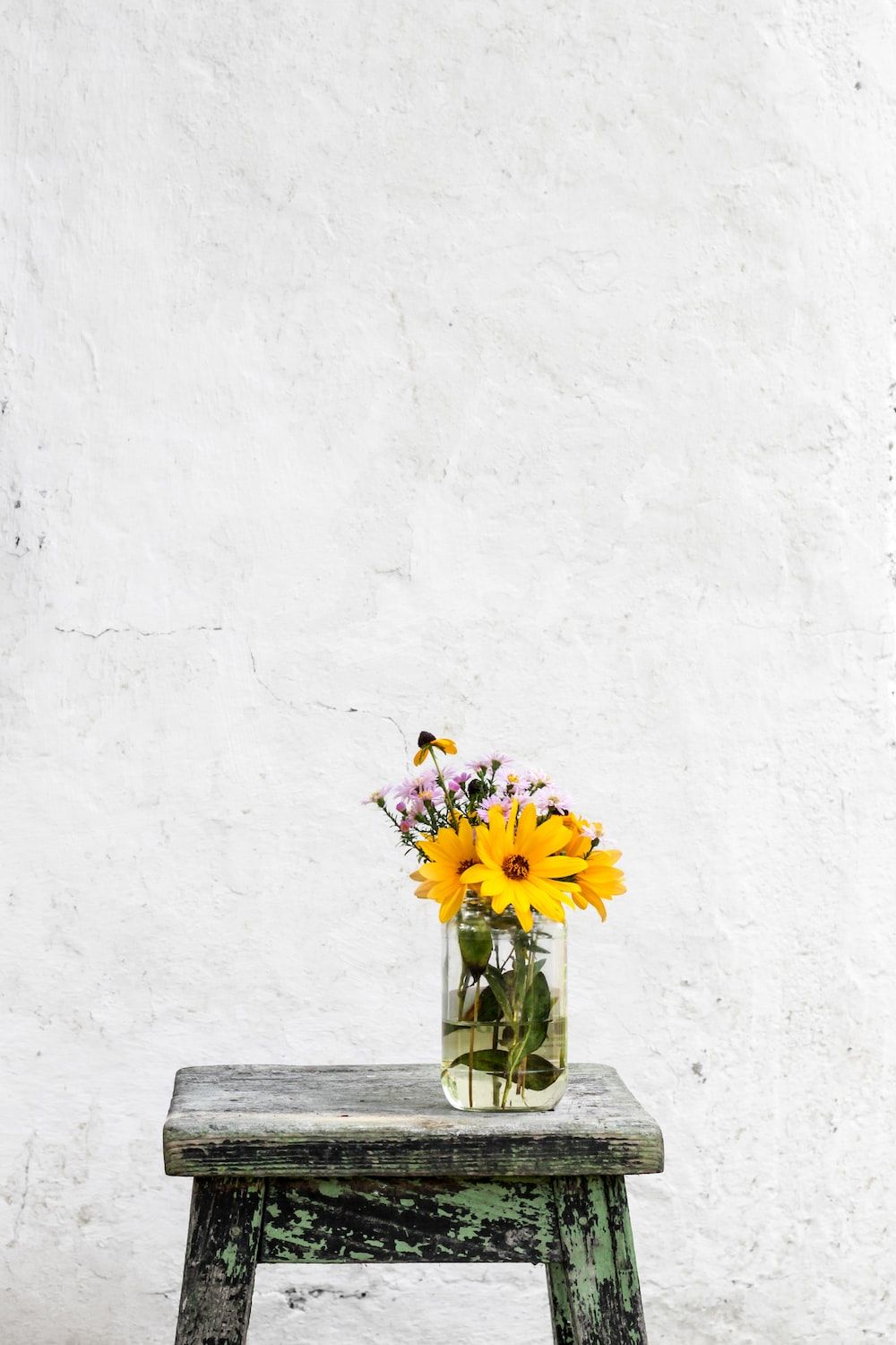Sonnenblumen, Vase, Hocker, Weiße Wand, Minimalismus, Hochformat, Hintergrundbild fürs Smartphone