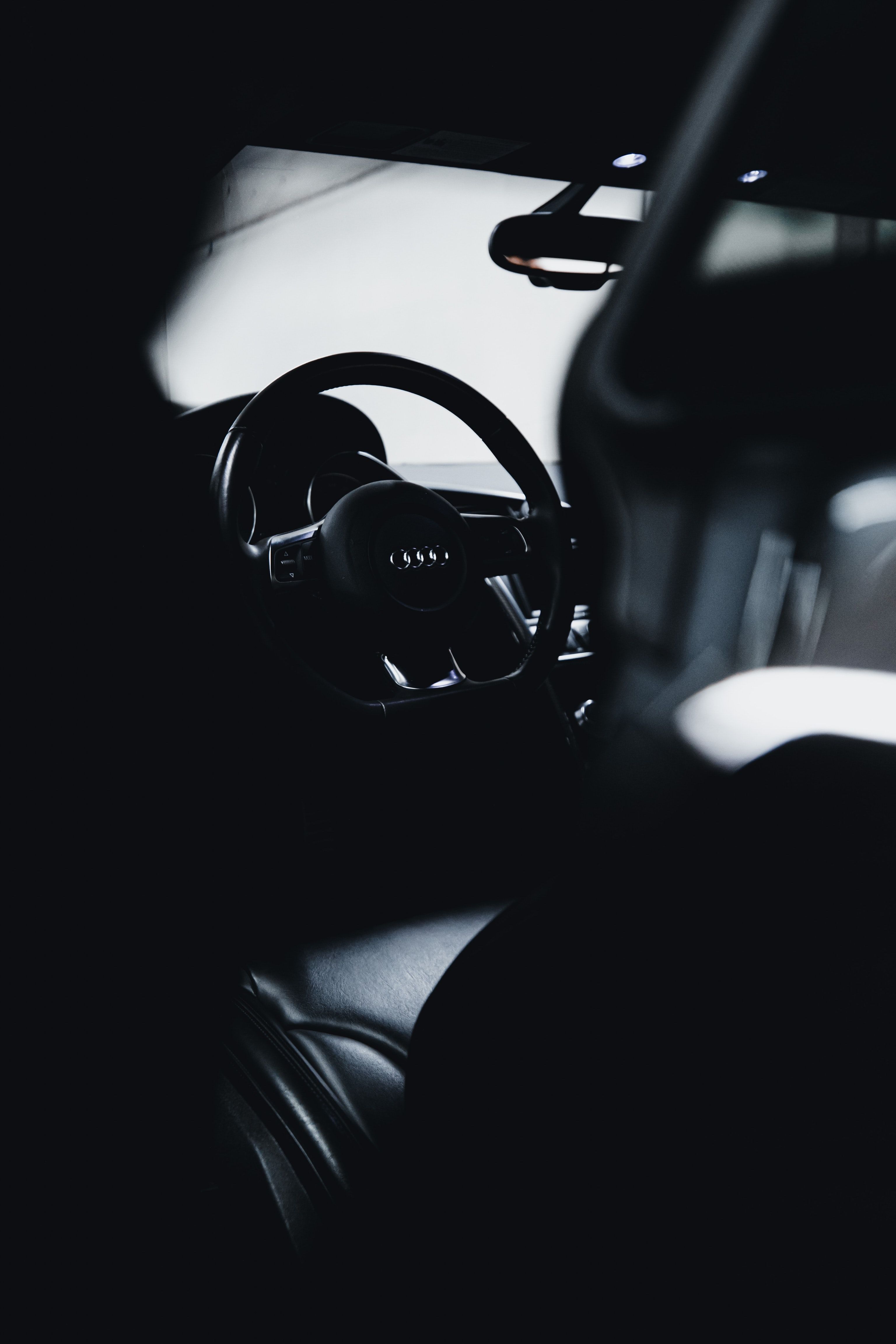 Auto-Innenraum, Lenkrad, Monochrom, Dunkel, QHD+, Handy-Hintergrund im Hochformat