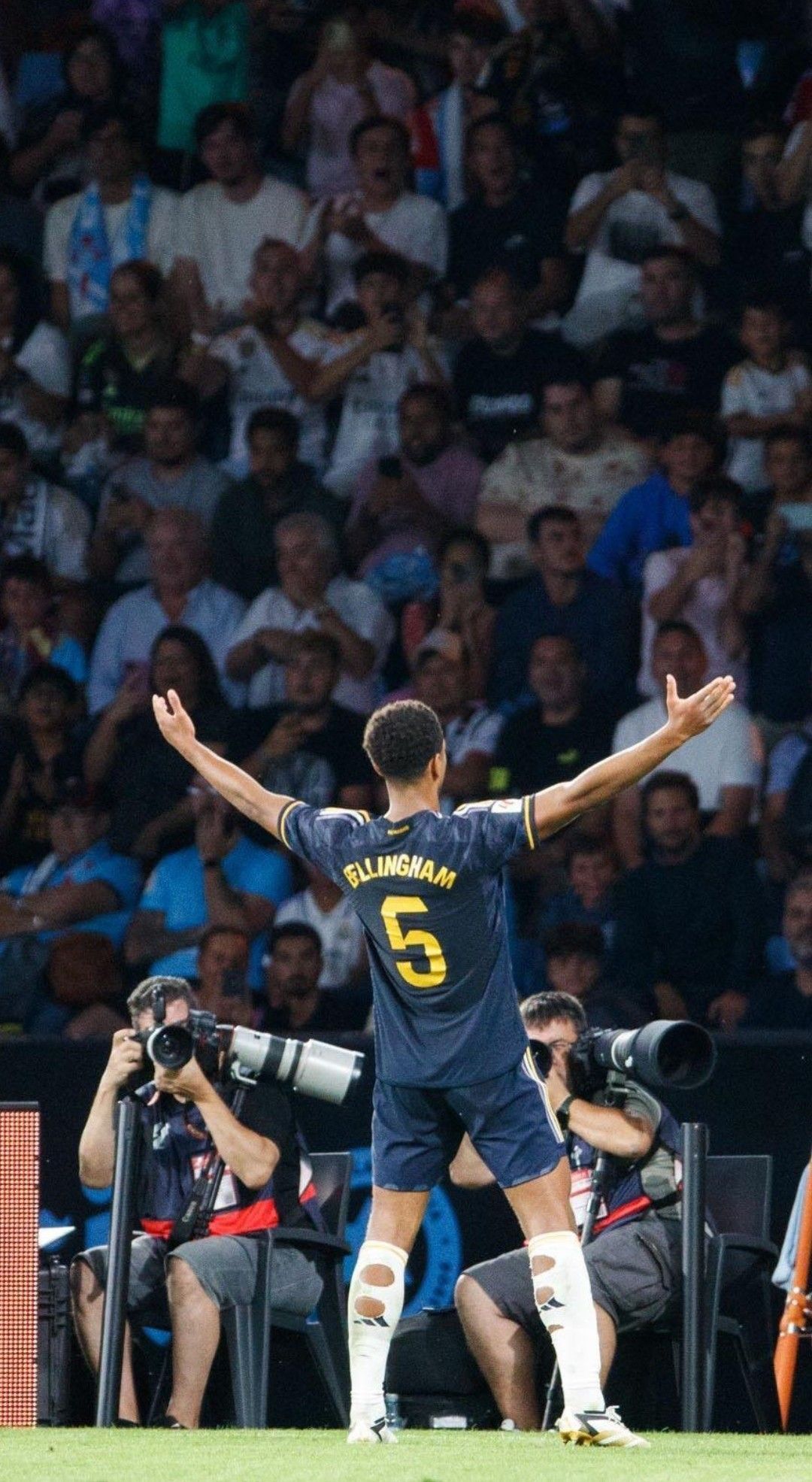 Jude Bellingham, Real Madrid, Rückennummer 5, Torjubel, Fans, Stadion, Hintergrundbild fürs Handy