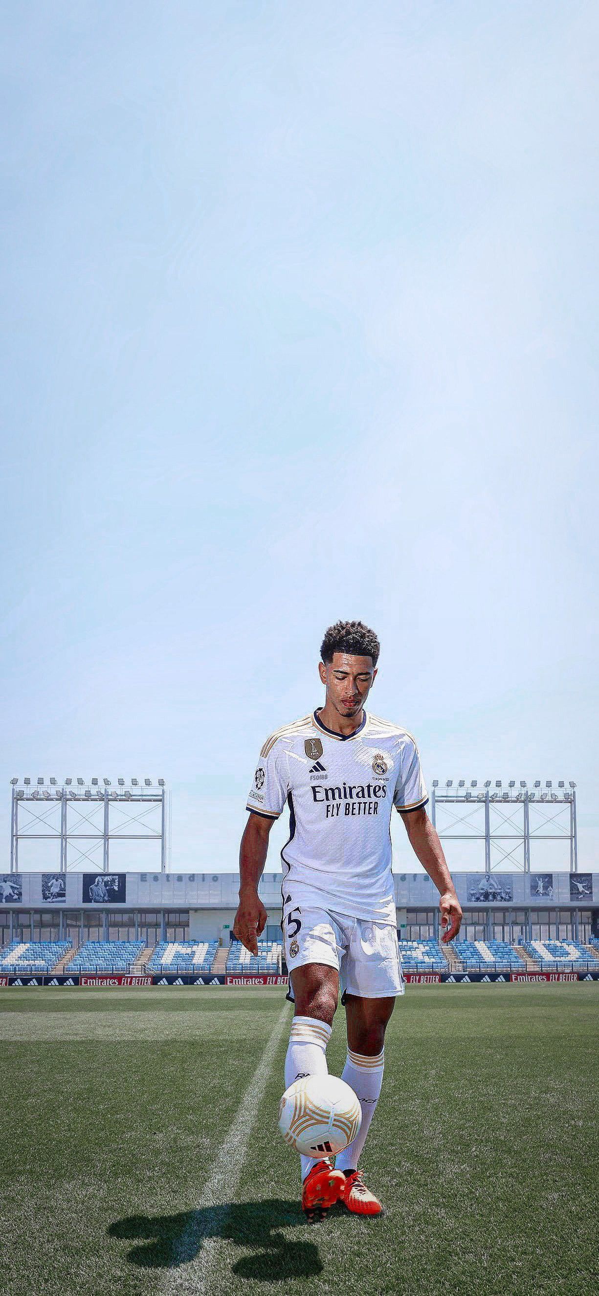 Jude Bellingham, Real Madrid, Ball, Rasen, Himmel, Full HD, Hintergrundbild fürs Handy
