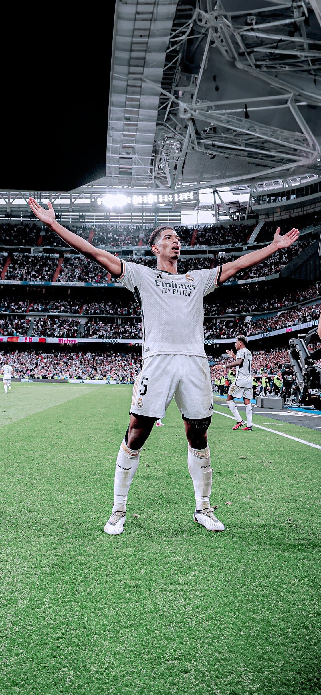 Jude Bellingham, Real Madrid, Santiago Bernabéu, Ausgebreitete Arme, Torjubel, Handy-Hintergrundbild