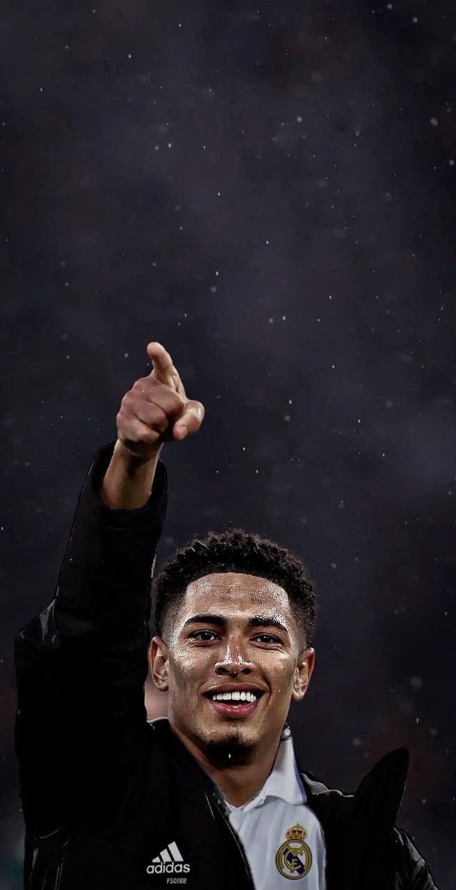 Jude Bellingham, Real Madrid, Zeigefinger, Lächeln, Dunkel, Hintergrundbild fürs Handy