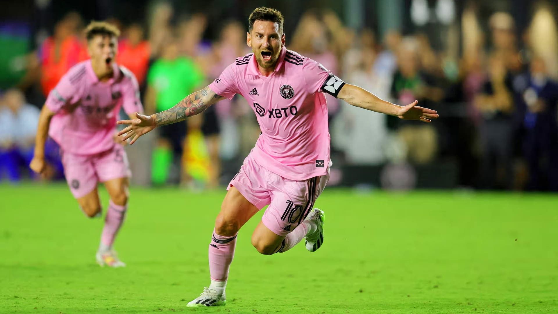 Lionel Messi, Inter Miami, Torjubel, Rosa Trikot, Spielfeld, Full HD, Windows-Hintergrundbild