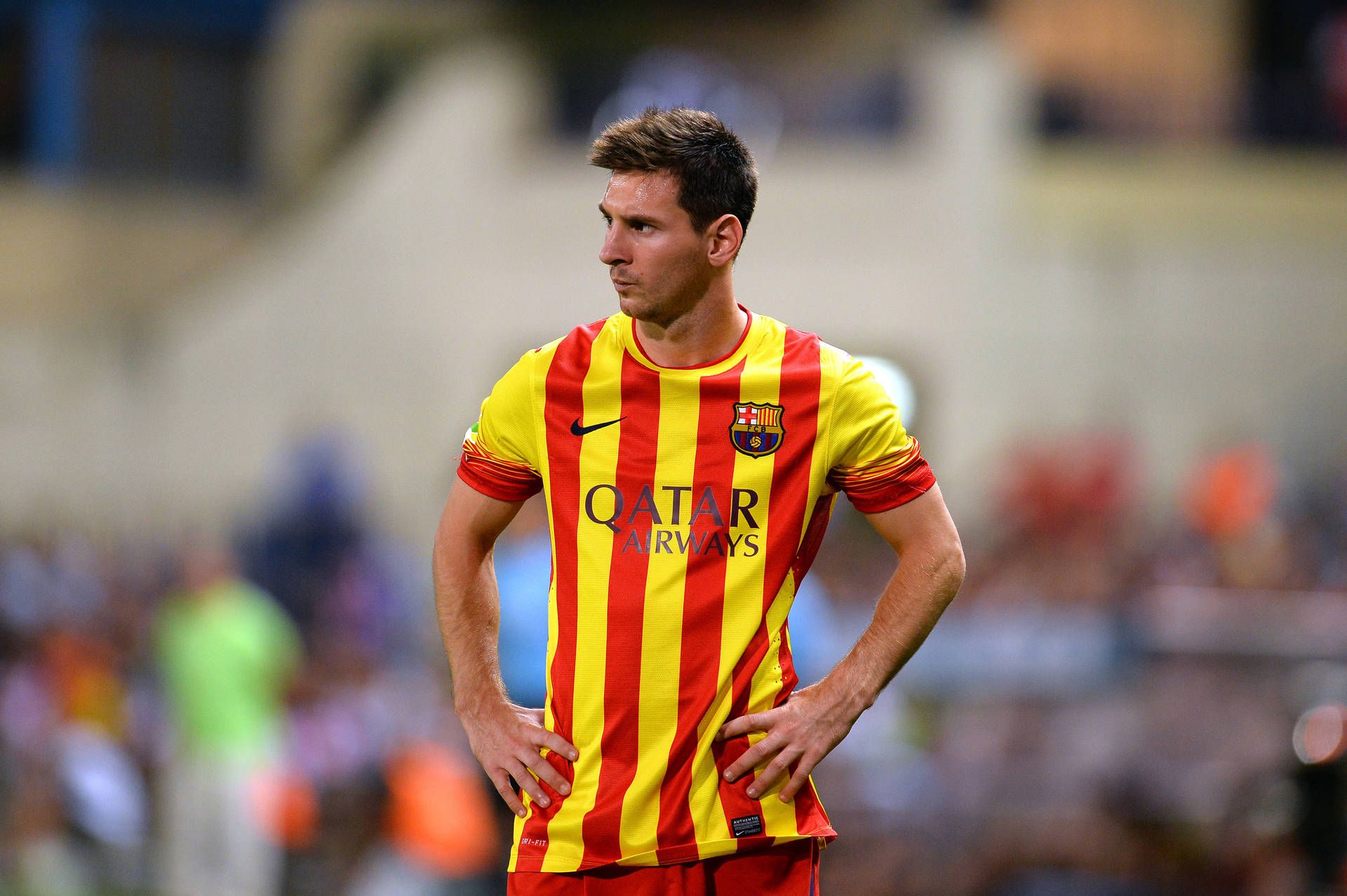 Lionel Messi, FC Barcelona, Auswärtstrikot, Gelb-Rot gestreift, Stadion, Full HD, Laptop-Hintergrundbild