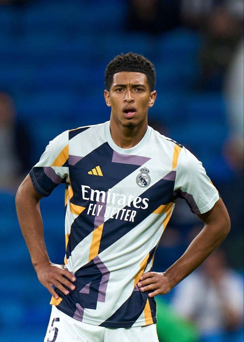 Jude Bellingham, Real Madrid, Hände in die Hüften, Trikot, Stadion, HD, Tablet-Hintergrund