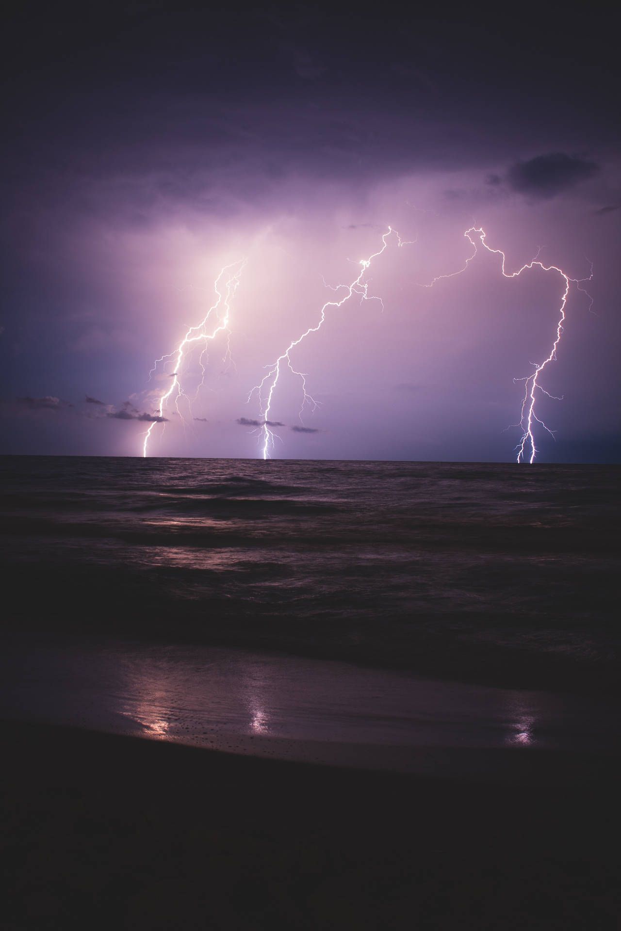 Blitz, Gewitter über dem Meer, Lila Himmel, Küste, Dämmerung, Android-Hintergrundbild