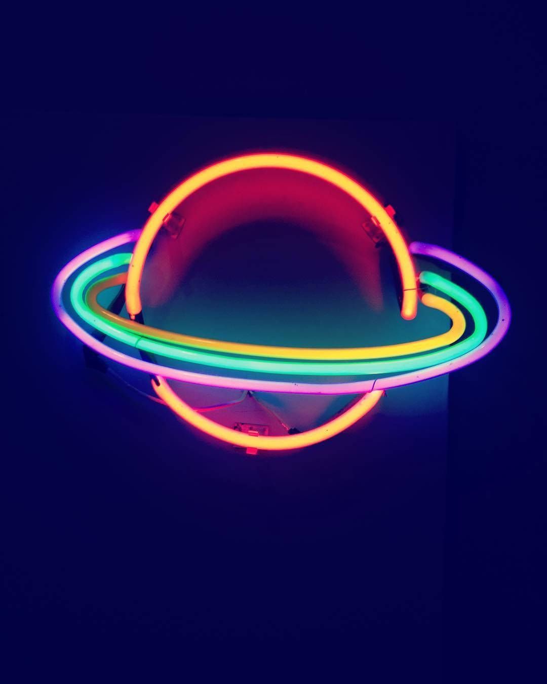 Planet mit Ring, Neonschild, Saturn, Regenbogenfarben, Dunkelblau, Full HD, Tablet-Hintergrund