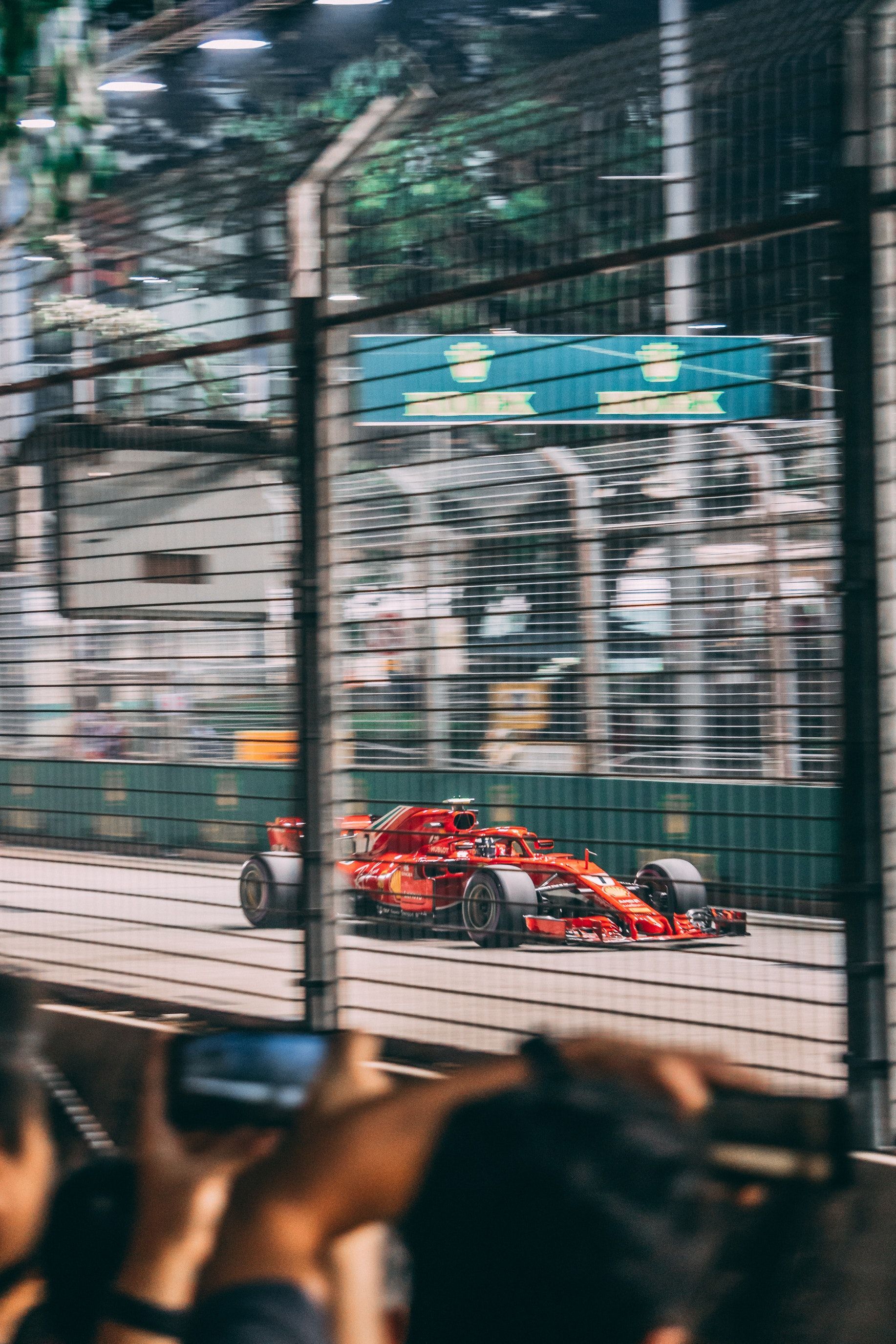 Ferrari, Formel-1-Wagen, Rennstrecke, Zuschauer, Zaun, Hintergrundbild für iPhone und Android