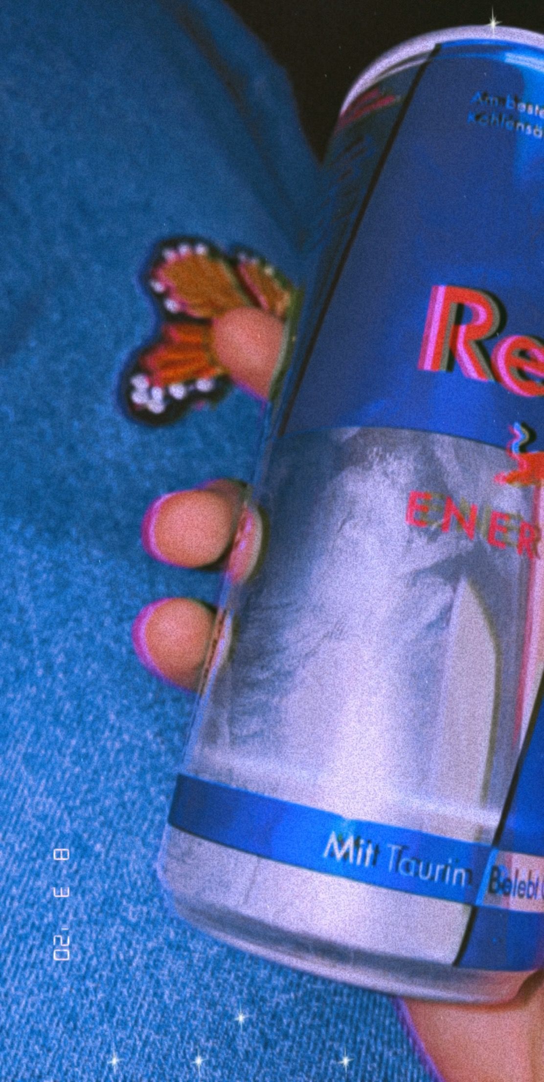 Red Bull, Getränkedose, Hand, Blaue Jeans, Nahaufnahme, Full HD, Sperrbildschirm fürs iPhone