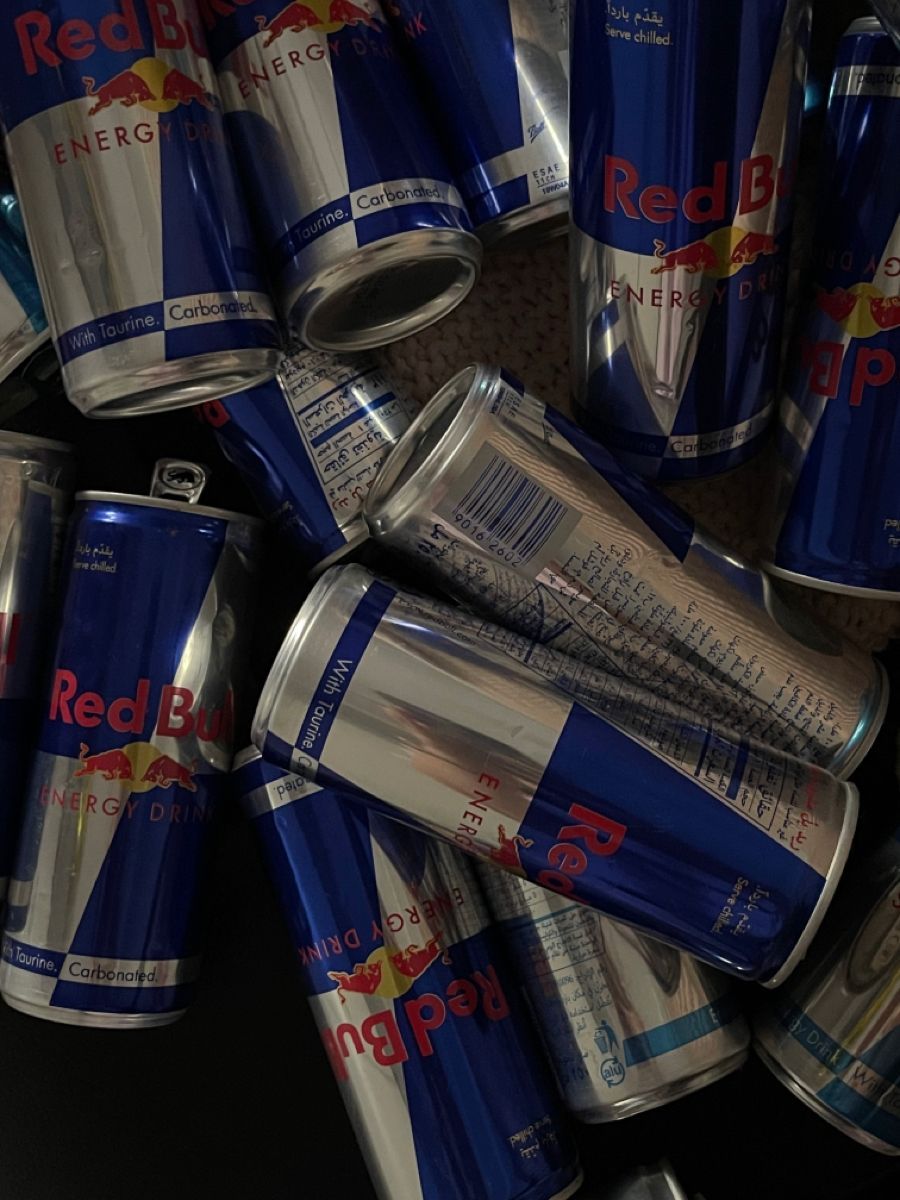 Red Bull, Viele Dosen, Energydrink, Stapel, Draufsicht, HD, Hintergrundbild fürs Tablet