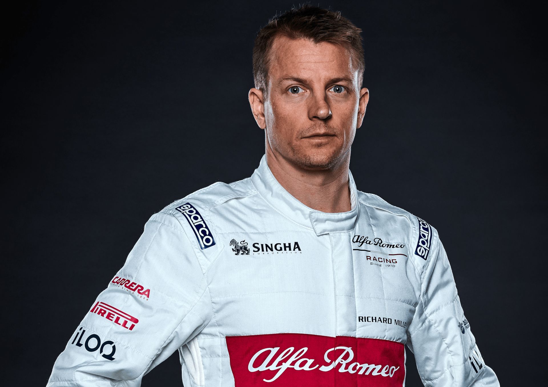 Kimi Räikkönen, Alfa Romeo Racing, Rennanzug, Porträt, Dunkler Hintergrund, Full HD Wallpaper
