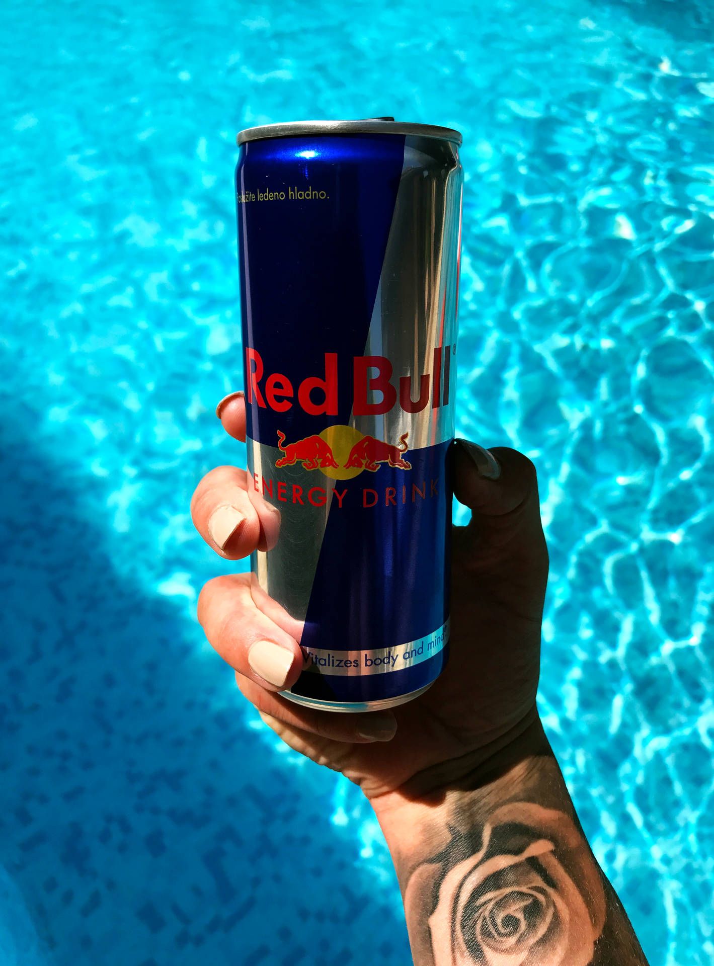 Red Bull, Getränkedose, Schwimmbad, Tätowierte Hand, Türkises Wasser, Hintergrundbild fürs iPad