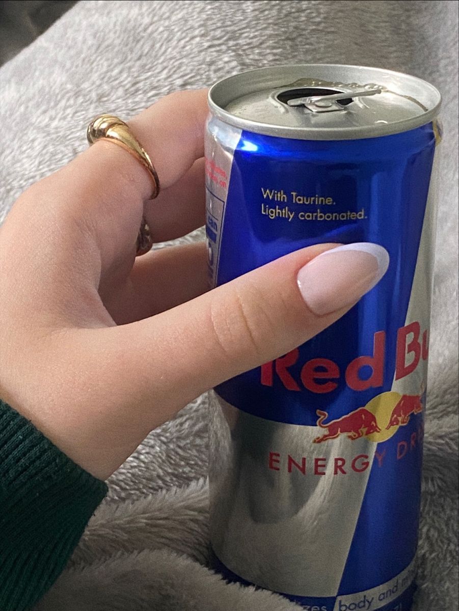 Red Bull, Getränkedose, Hand, Ring, Nahaufnahme, Hintergrundbild für iPad und Tablet