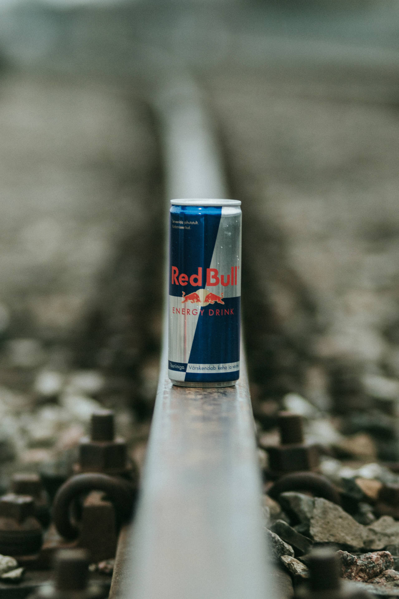 Red Bull, Dose, Bahngleis, Schotter, Tiefenschärfe, Hintergrundbild für iPhone und Android