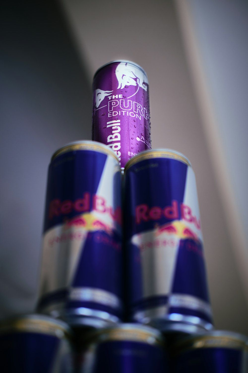 Red Bull, Dosenpyramide, Gestapelt, Froschperspektive, HD, Handy-Hintergrund im Hochformat