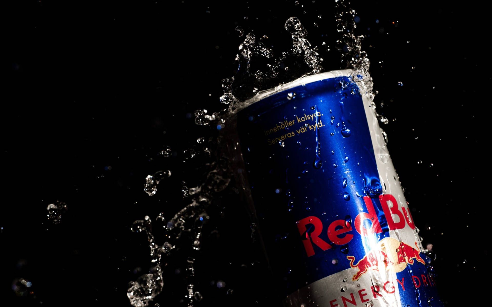 Red Bull, Energydrink, Wasserspritzer, Schwarzer Hintergrund, Produktfoto, Full HD Wallpaper