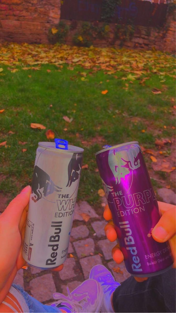 Red Bull, Dosen, Herbstlaub, Rasen, Hände, Hintergrundbild für iPhone und Android