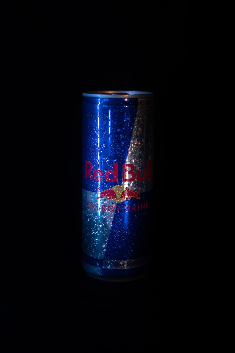 Red Bull, Dose, Wassertropfen, Schwarzer Hintergrund, HD, Sperrbildschirm fürs iPhone