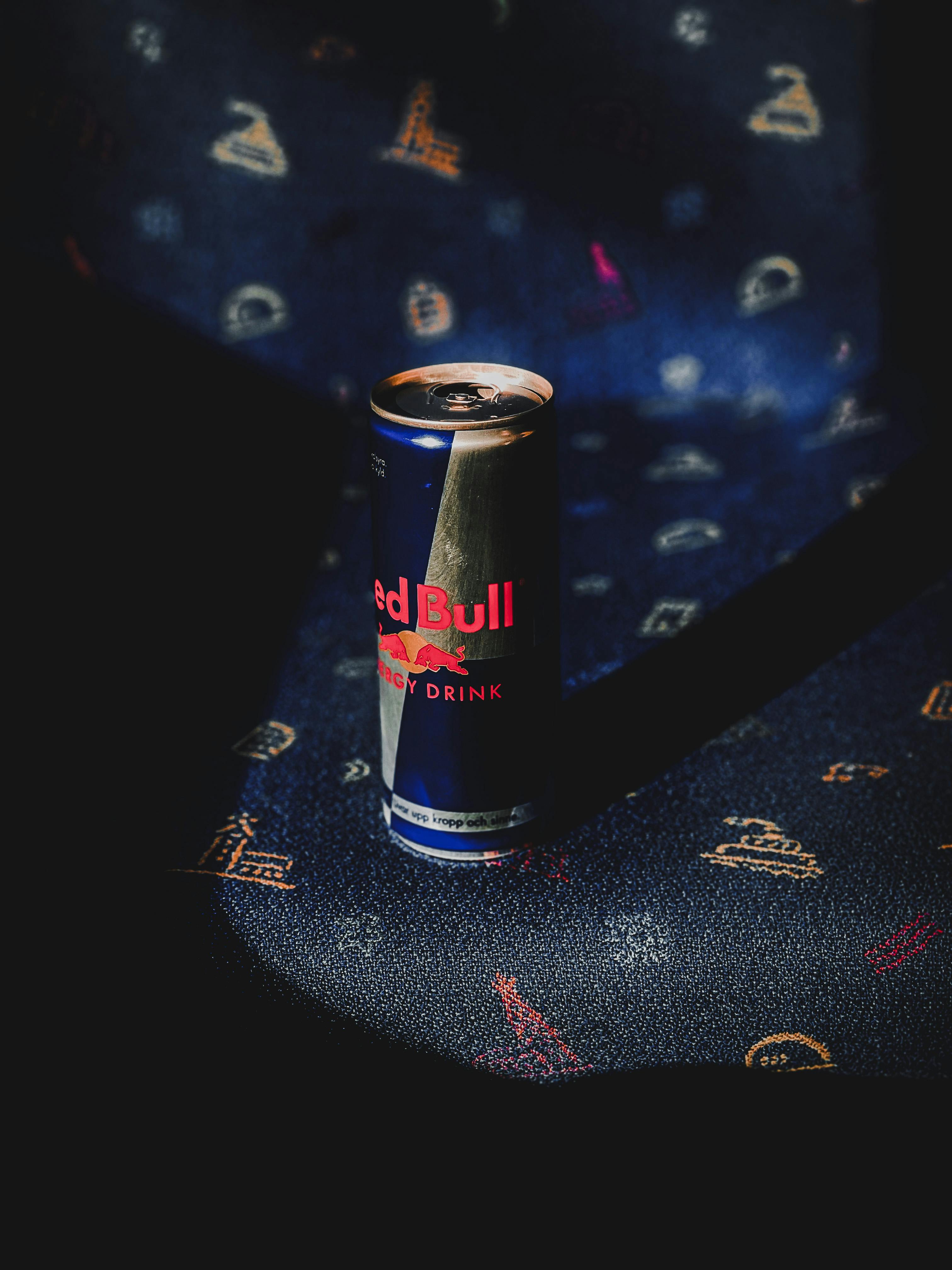 Red Bull, Dose, Dunkler Stoff, Muster, QHD+, iPad-Hintergrundbild