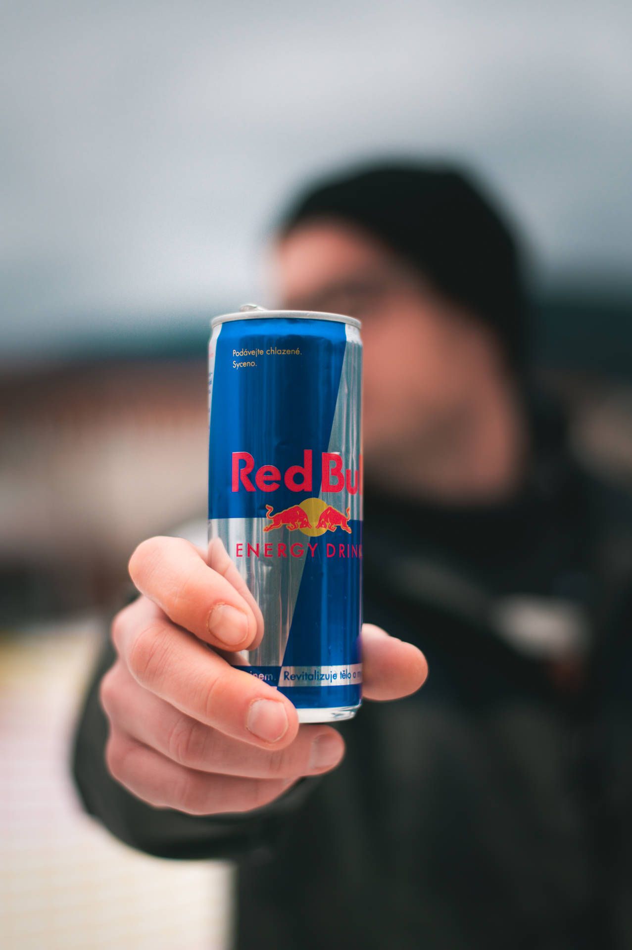 Red Bull, Dose, Hand, Mann, Unscharfer Hintergrund, Full HD, Sperrbildschirm fürs iPhone