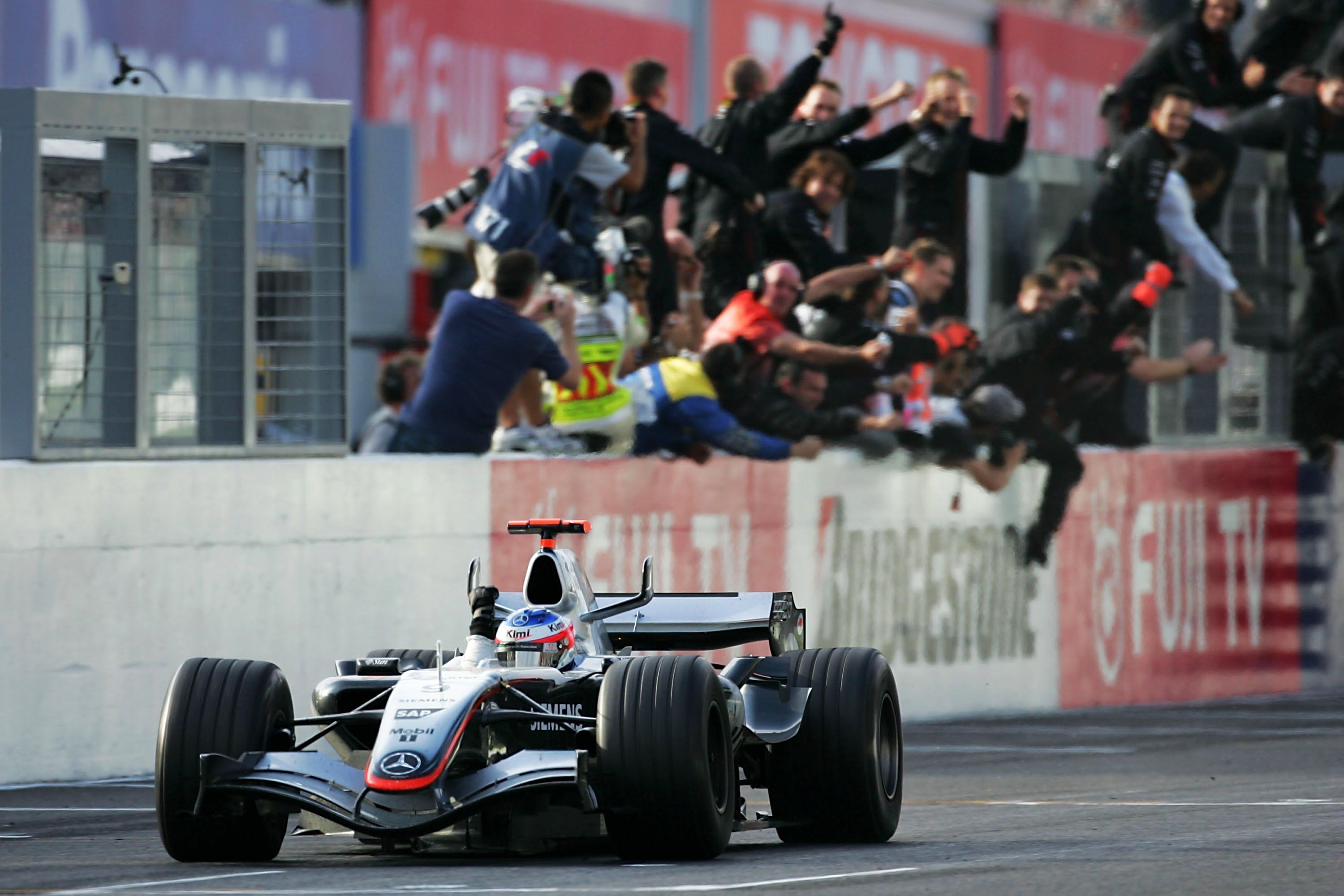 Kimi Räikkönen, McLaren, Formel-1-Wagen, Boxenmauer, Jubel, 2K, PC-Hintergrundbild