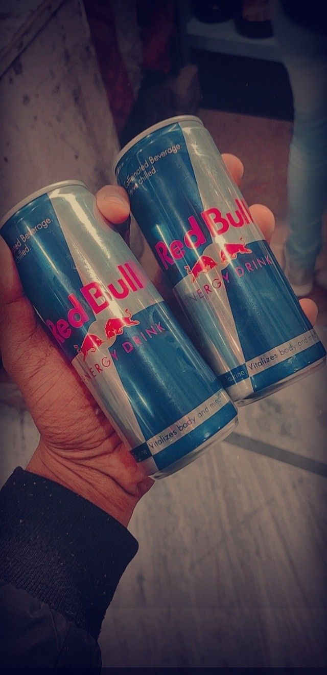 Red Bull, Dosen, Hand, Spiegelung, Hochformat, Hintergrundbild für iPhone und Android