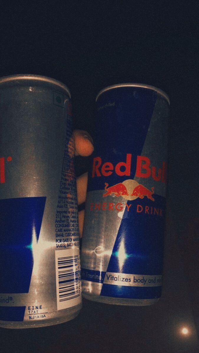 Red Bull, Zwei Dosen, Dunkel, Anstoßen, Hochformat, Hintergrundbild fürs Smartphone