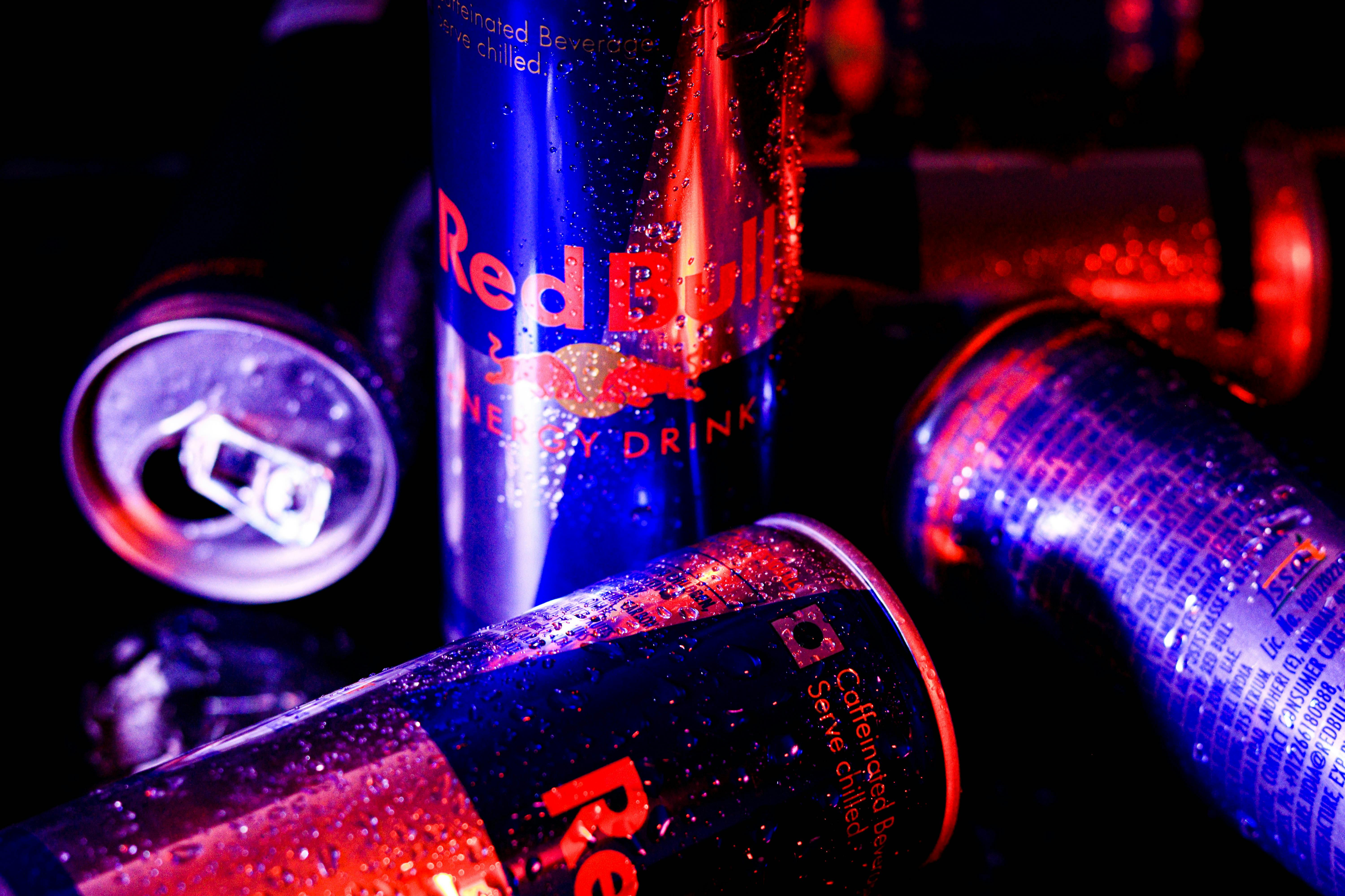 Red Bull, Energydrink, Dosen, Rot-Blaues Licht, Geöffnete Dose, 6K, Desktop-Hintergrund