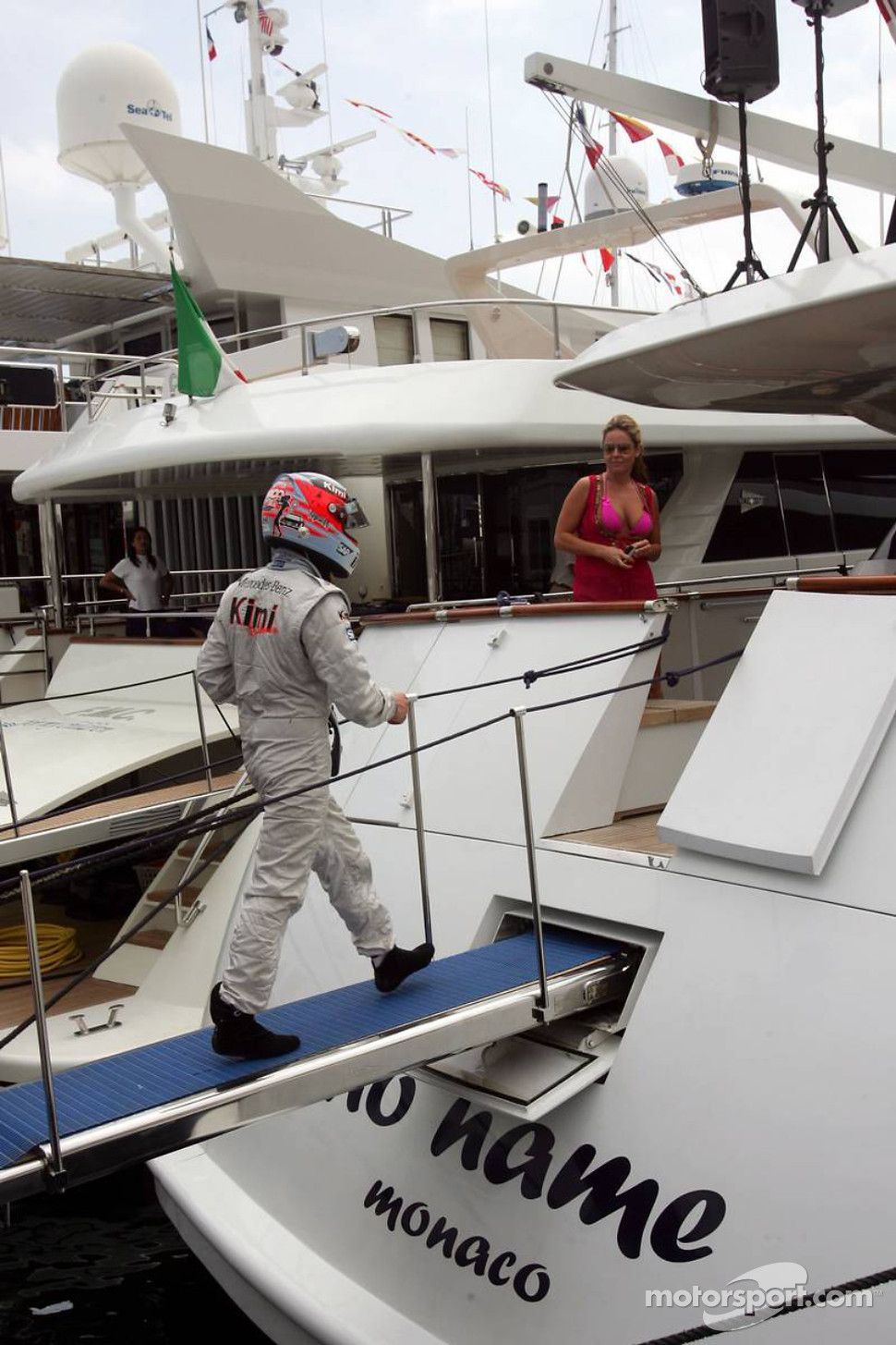 Kimi Räikkönen, Monaco, Yacht, Rennanzug, Kultmoment, HD, Hintergrundbild fürs Handy