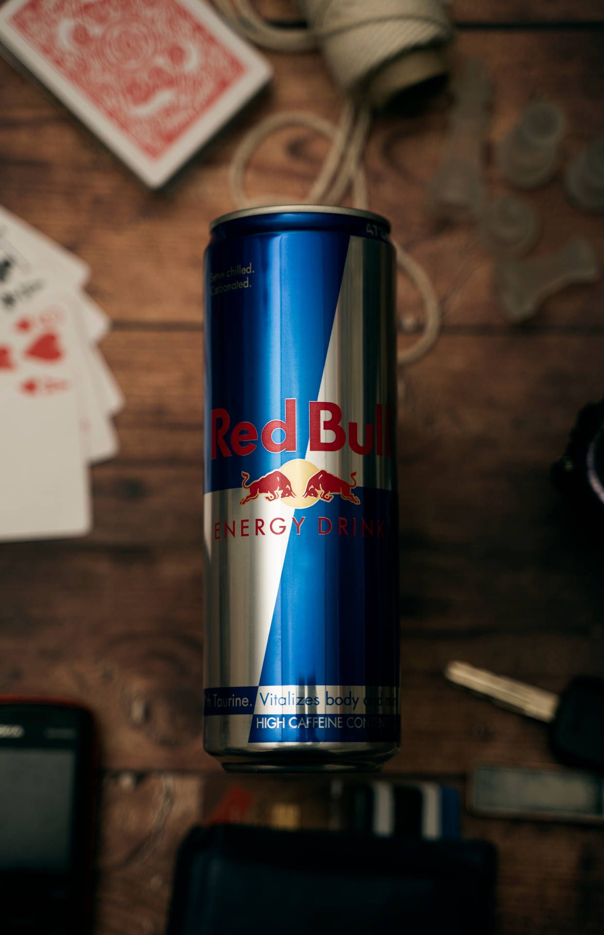 Red Bull, Dose, Spielkarten, Holztisch, Draufsicht, Full HD, Hintergrundbild fürs Handy