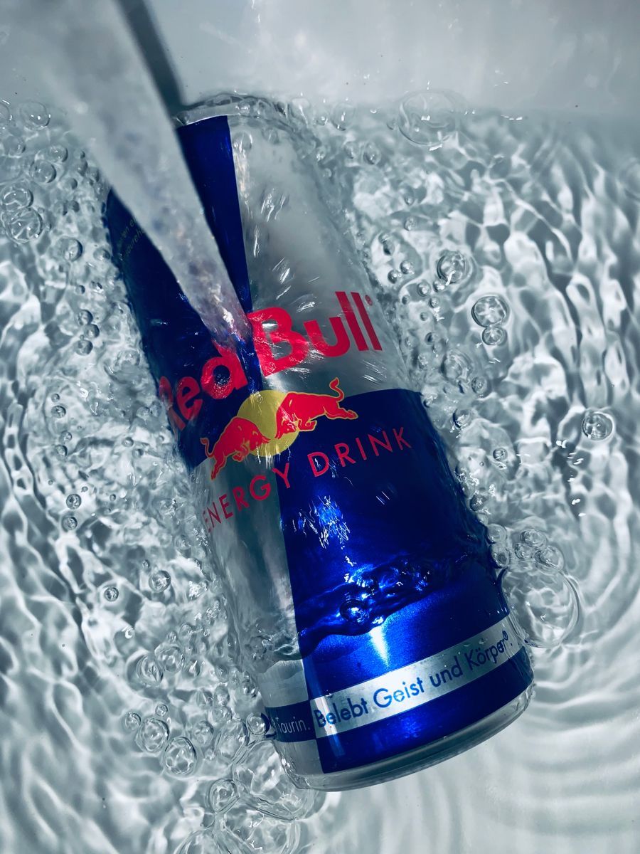 Red Bull, Getränkedose, Wasser, Wellen, Unterwasser, HD, iPad-Hintergrundbild