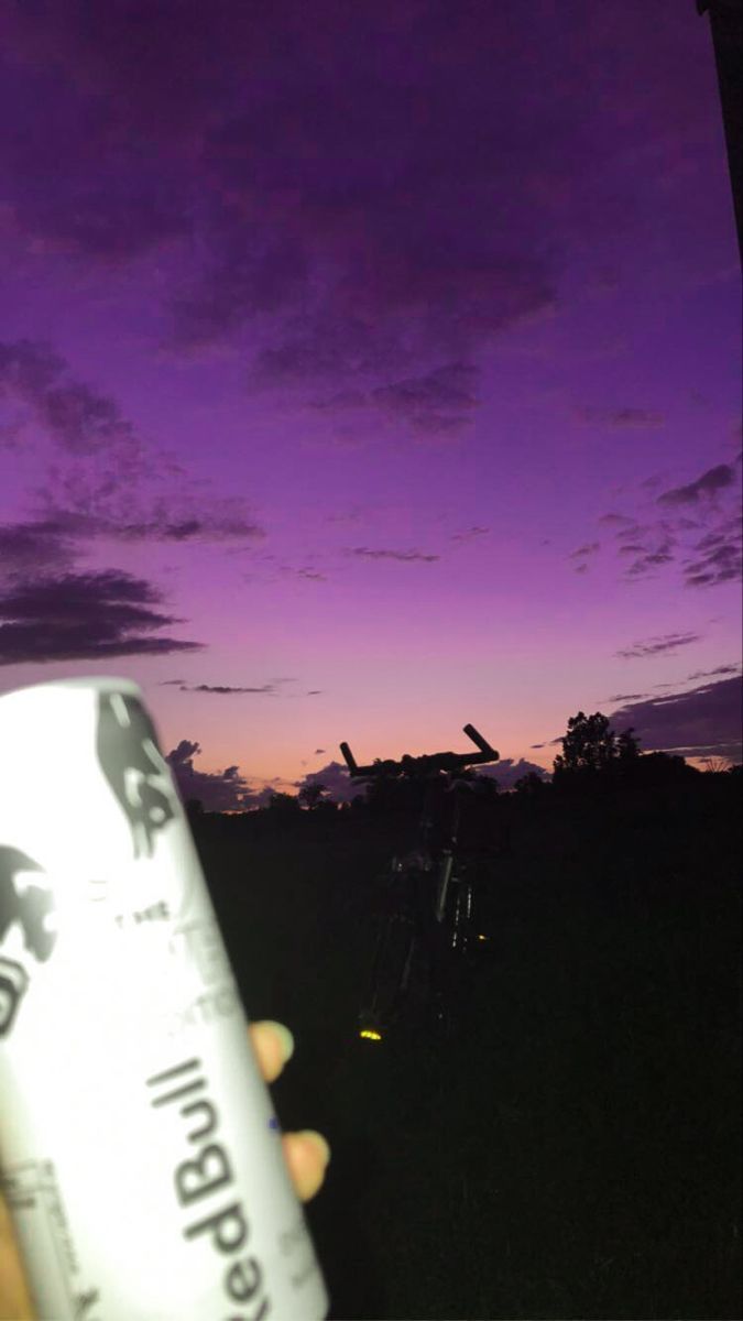 Red Bull, Dose, Lila Himmel, Dämmerung, Hochformat, Hintergrundbild für iPhone und Android