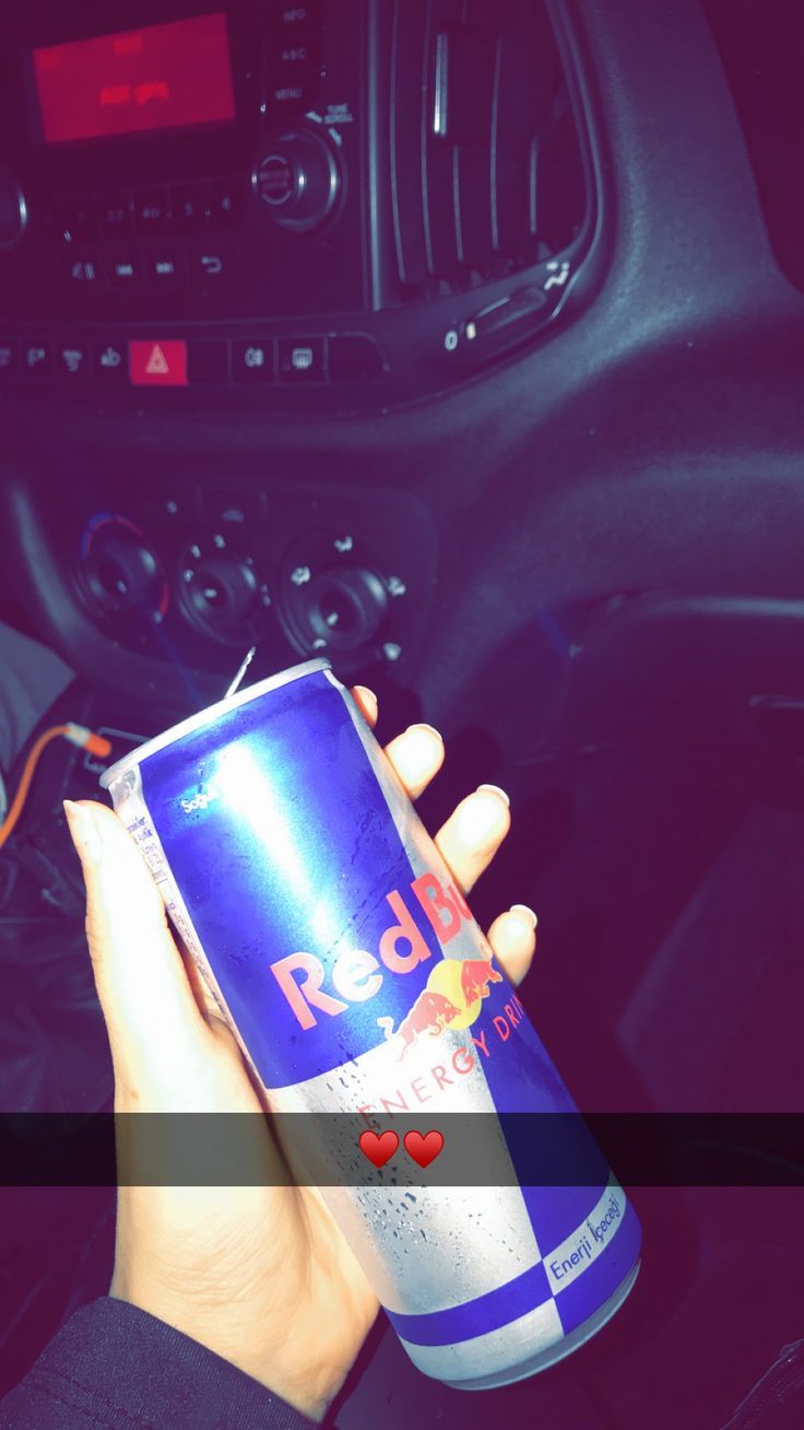 Red Bull, Dose, Hand, Auto, Lila Filter, HD, Handy-Hintergrund im Hochformat
