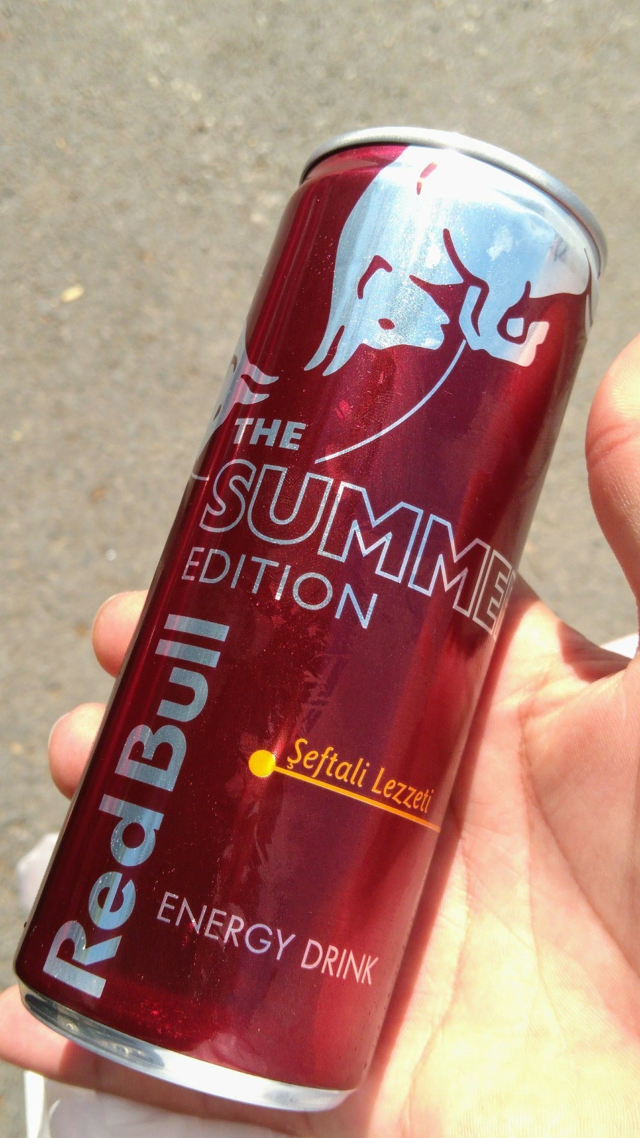 Red Bull Summer Edition, Rote Dose, Hand, Straße, Full HD, Handy-Hintergrund im Hochformat
