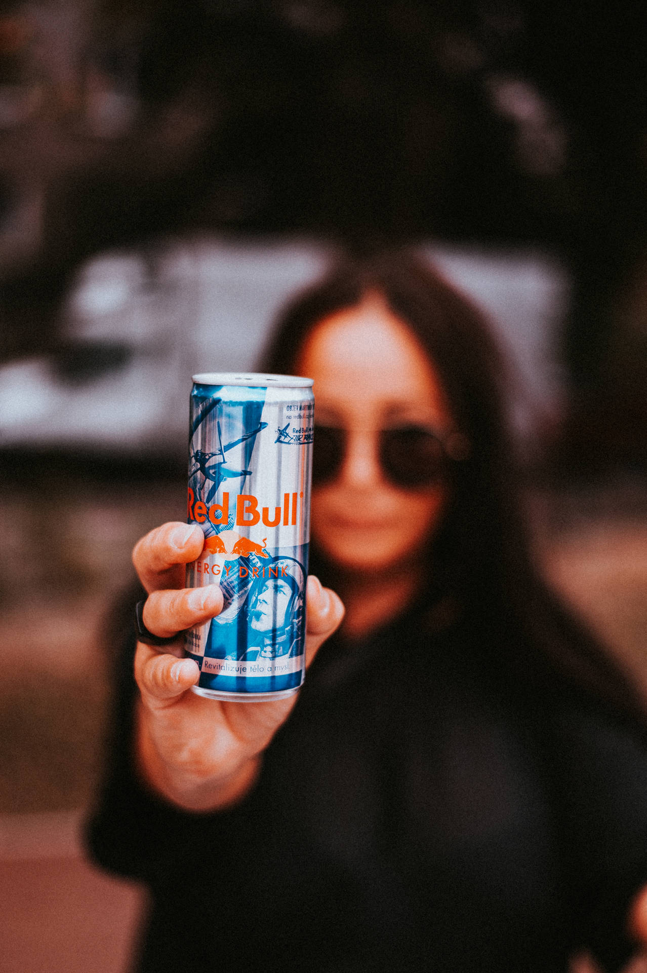 Red Bull, Frau, Sonnenbrille, Dose, Unscharfer Hintergrund, Sperrbildschirm fürs iPhone
