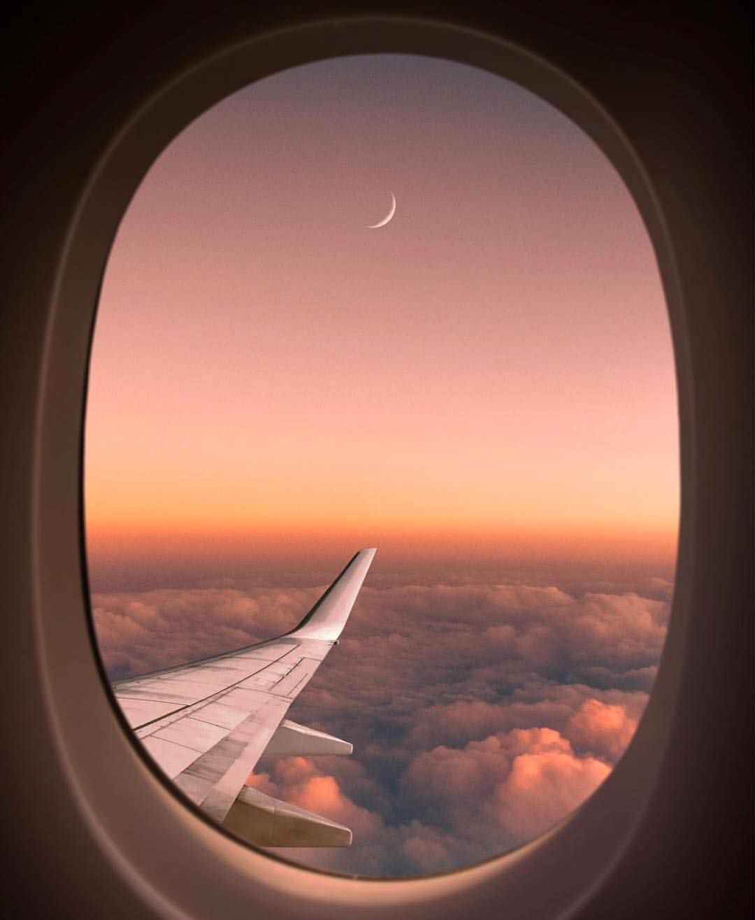 Flugzeugfenster, Mondsichel, Tragfläche, Wolkenmeer, Dämmerung, Hintergrundbild fürs iPad